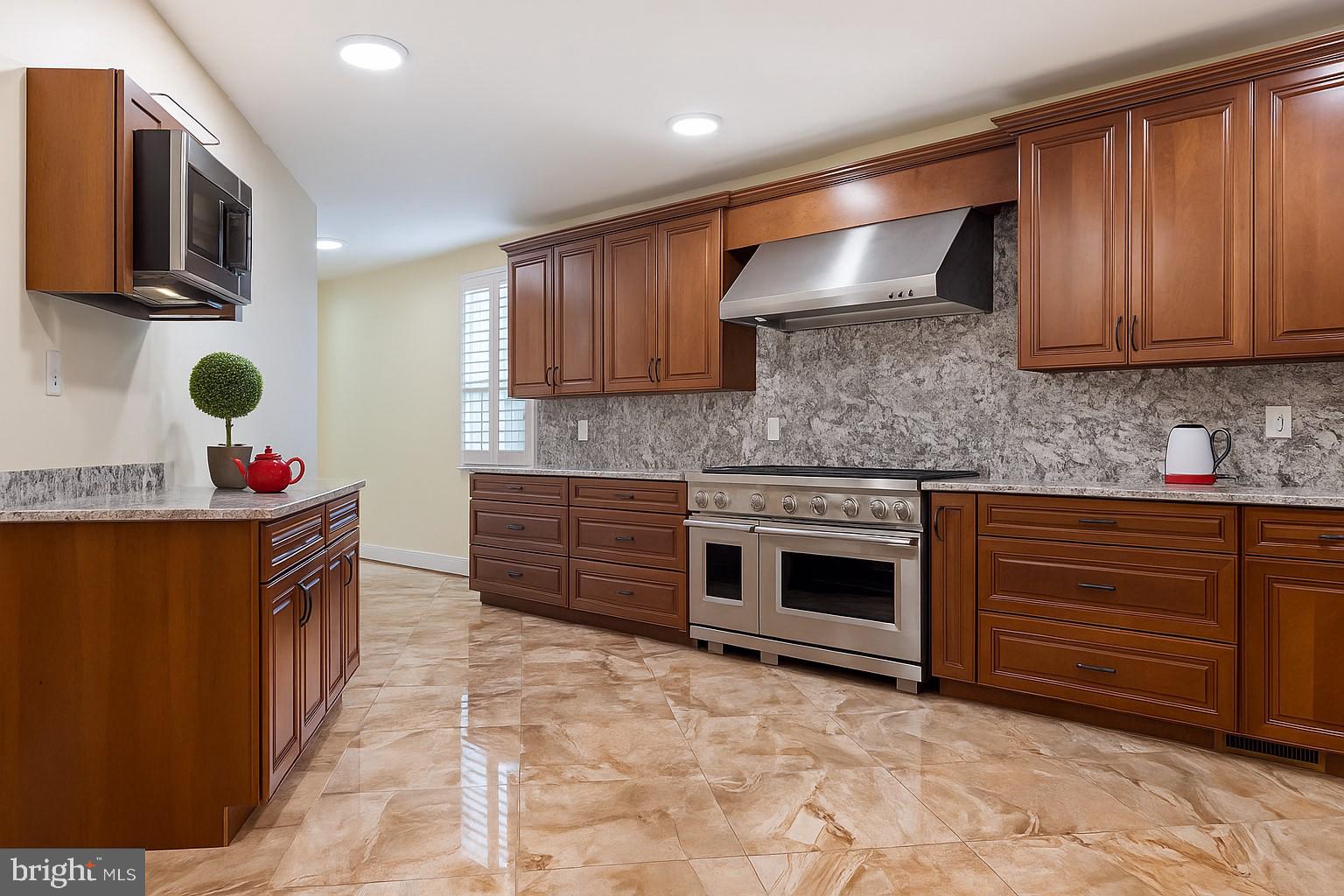 2407 LELLAH COURT