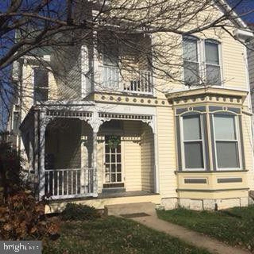 Sunny 1 Bedroom Apt  in Historic Frederick. 2nd floor of  Victorian on quiet street in Historic Frederick. Walk to shops, restaurants and MARC train. Washer and Dryer on premises. Off Street Parking .450 sq ft. Available Sept 15th. Pets on approval. 975 per month plus gas and electric.