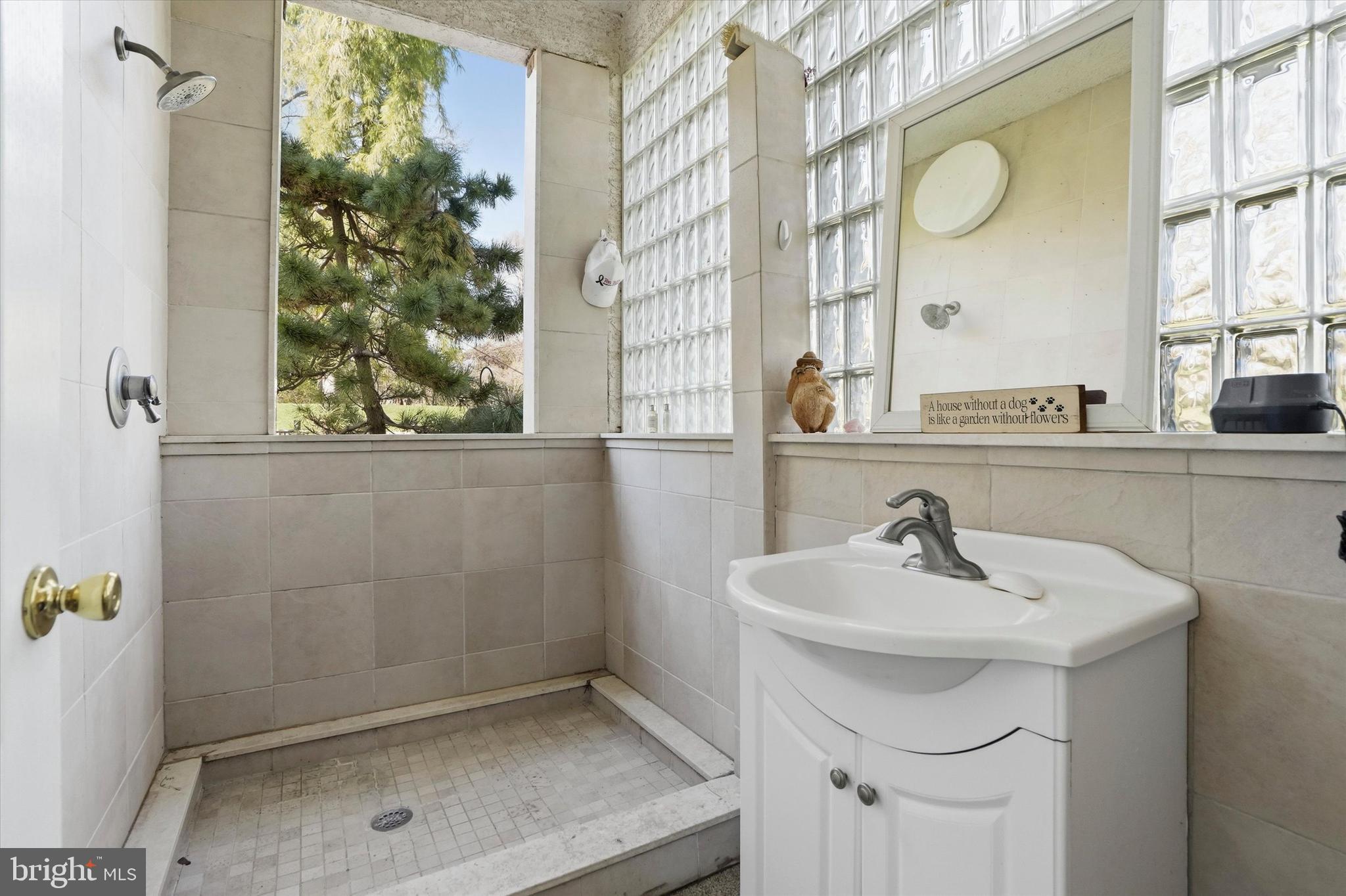 ARBOUR HILL - Residential