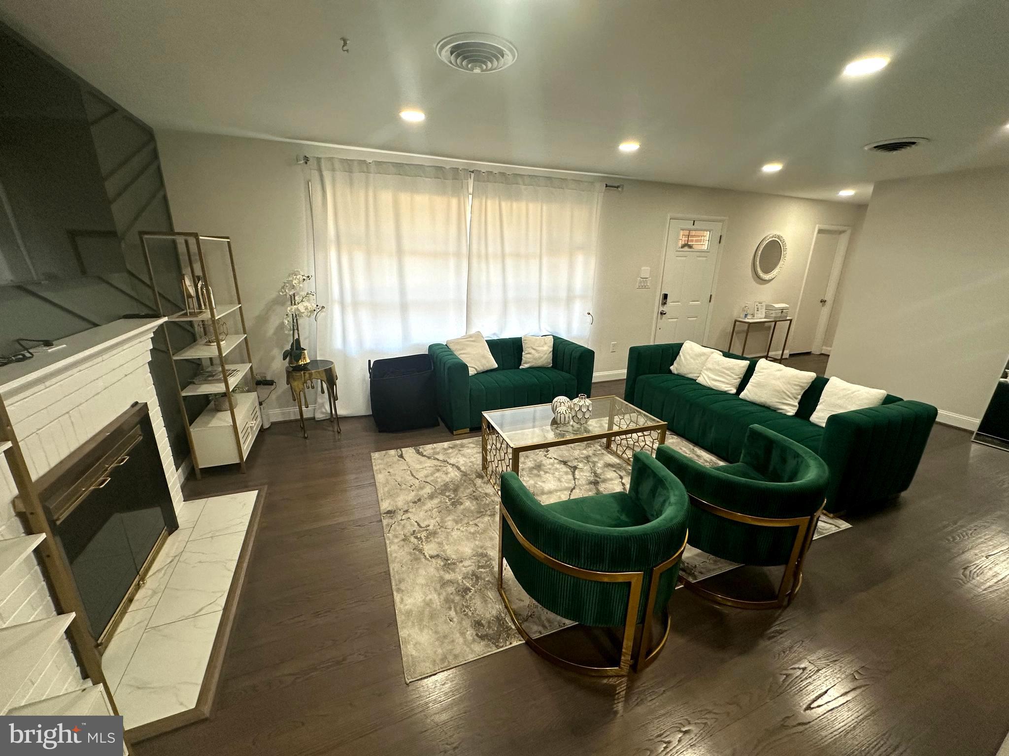 SUBURBAN ESTATES - Residential Lease