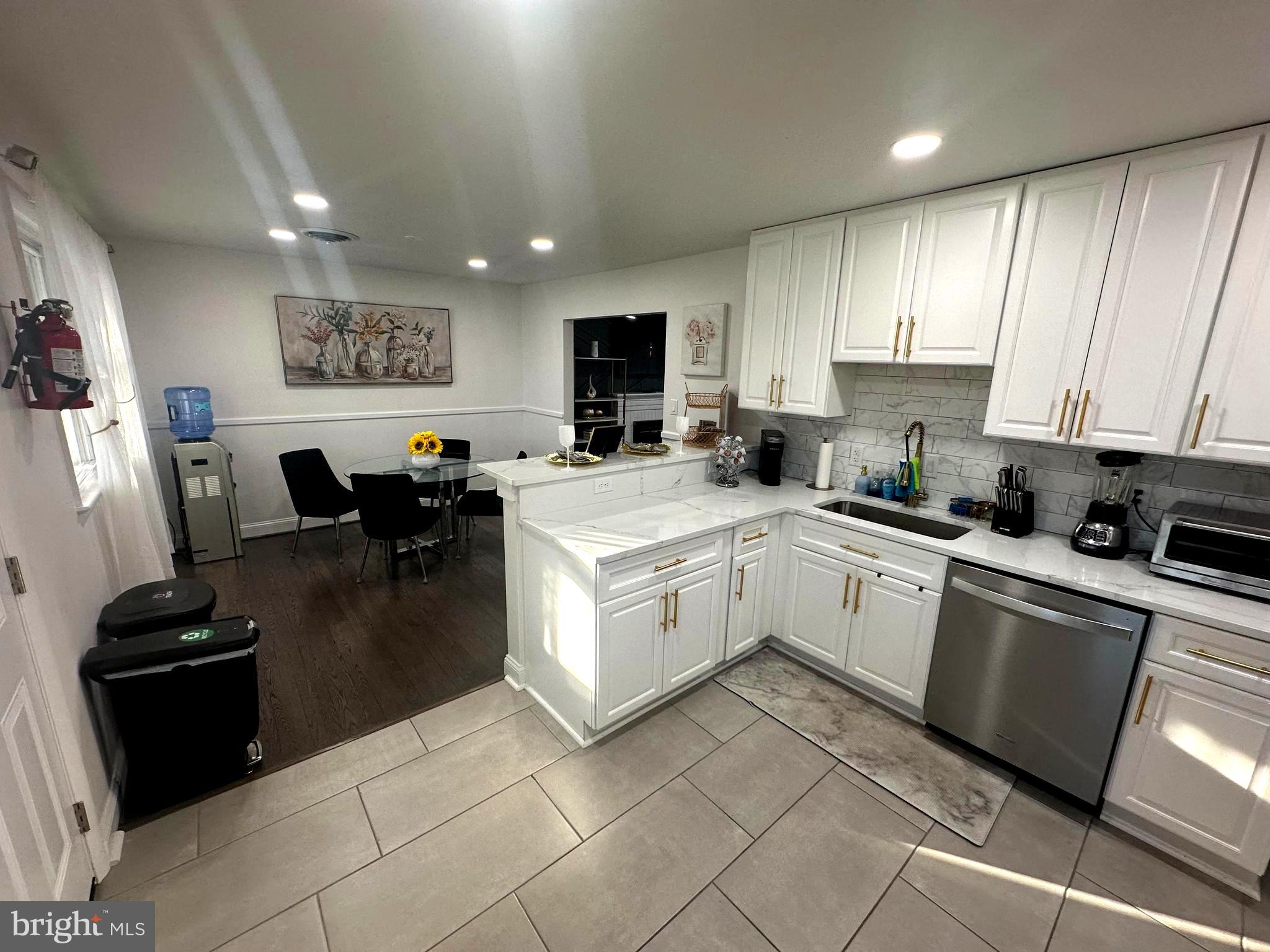 SUBURBAN ESTATES - Residential Lease