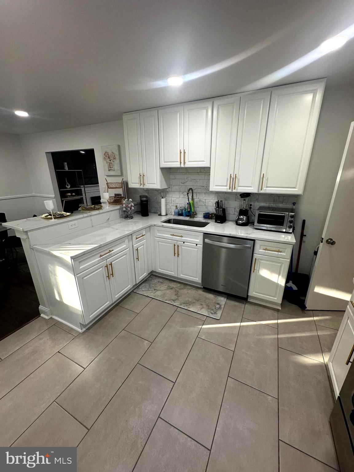 SUBURBAN ESTATES - Residential Lease