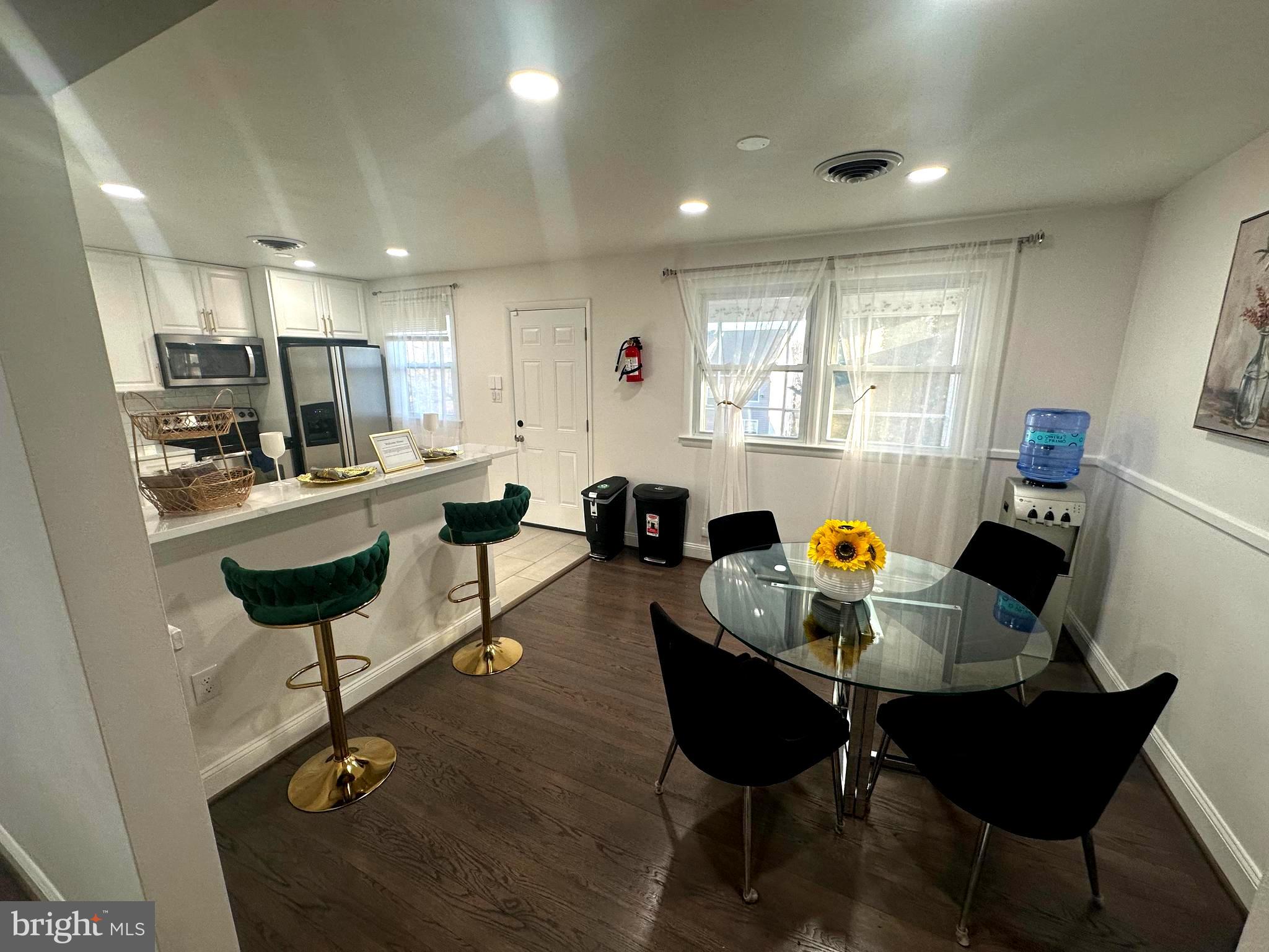 SUBURBAN ESTATES - Residential Lease