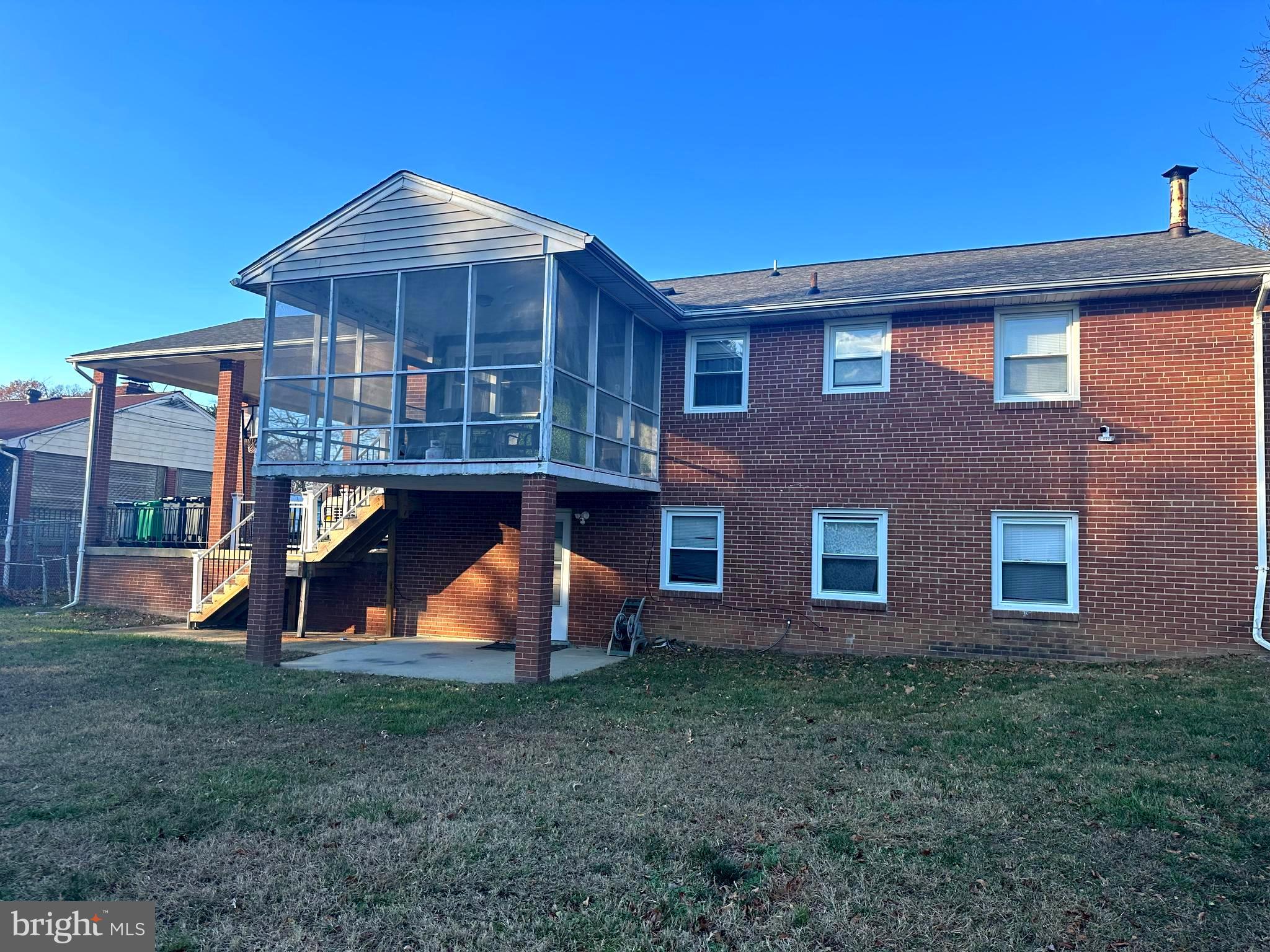 SUBURBAN ESTATES - Residential Lease