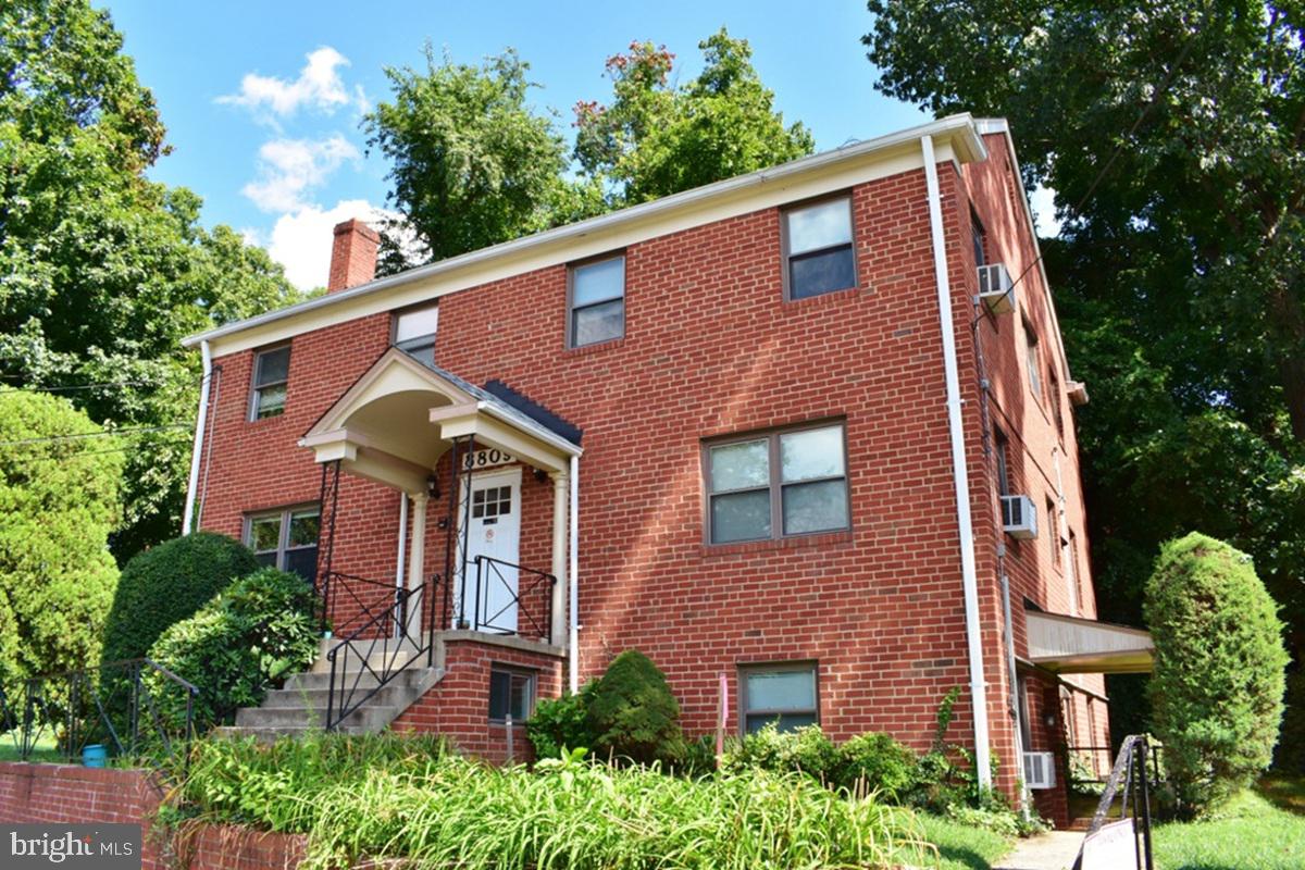 Conveniently located! GAS and WATER are included in the monthly rent. Pay electric only.
1 Assigned Parking Spot.
The purple line is under construction in walking distance.
This apartment is located on the top level with city and wooded view.
Nice kitchen with lovely tile, stove and countertop.
Laundry facilities on site.
Beautiful hardwood flooring.
Close to New Hampshire Ave, downtown Silver Spring, metro and I-495 corridor. Great location!