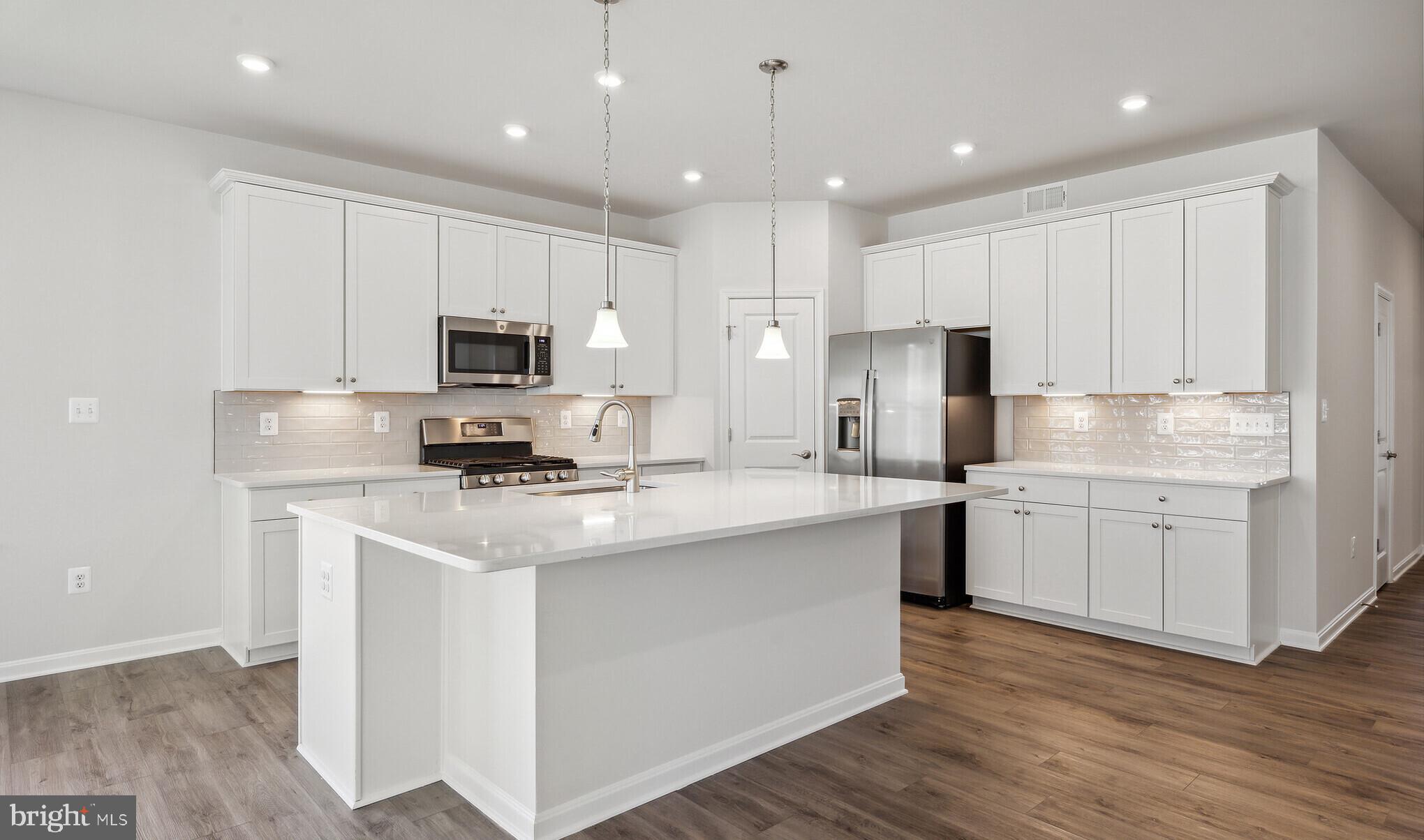 17 GOLDEN RAINTREE COURT