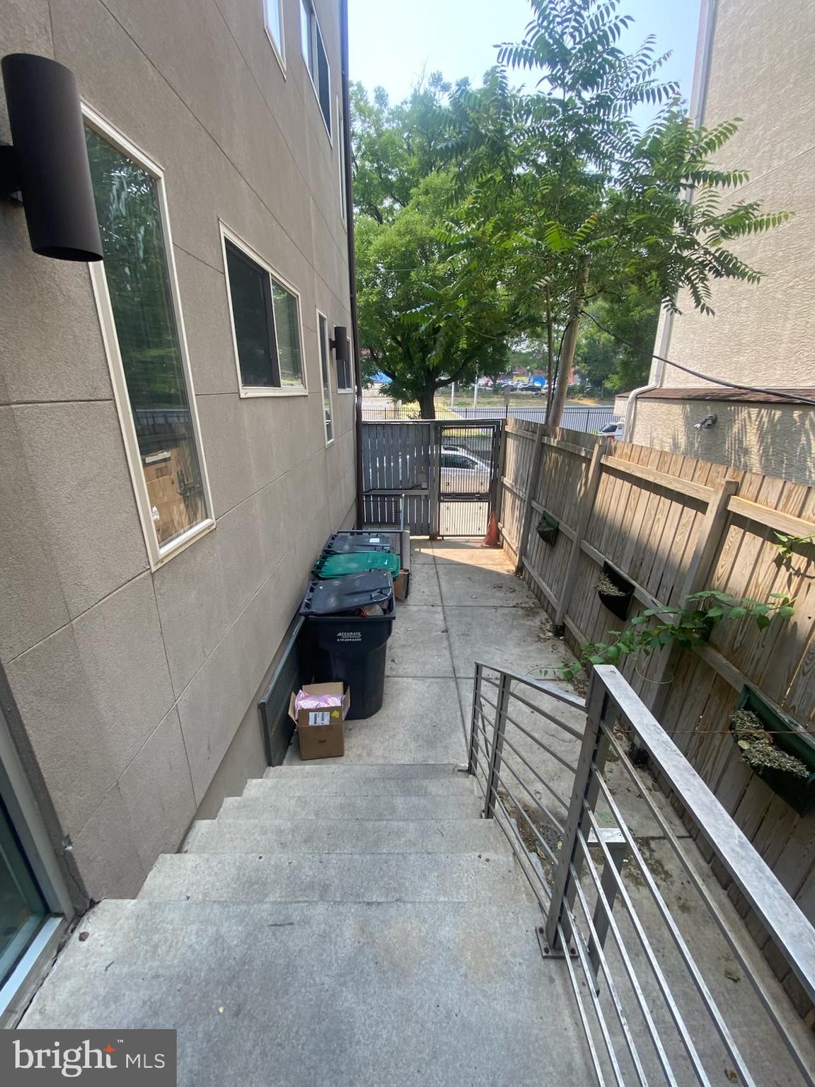 2200 N SYDENHAM STREET 06