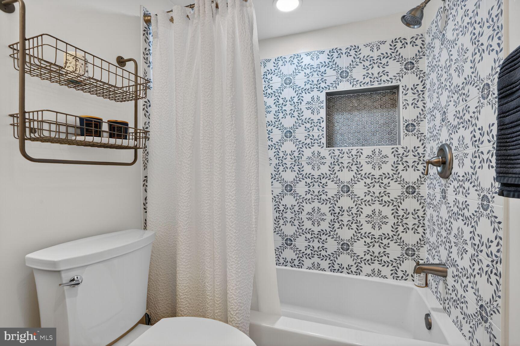 VISTAS OF VIENNA CONDOMINIUMS - Residential