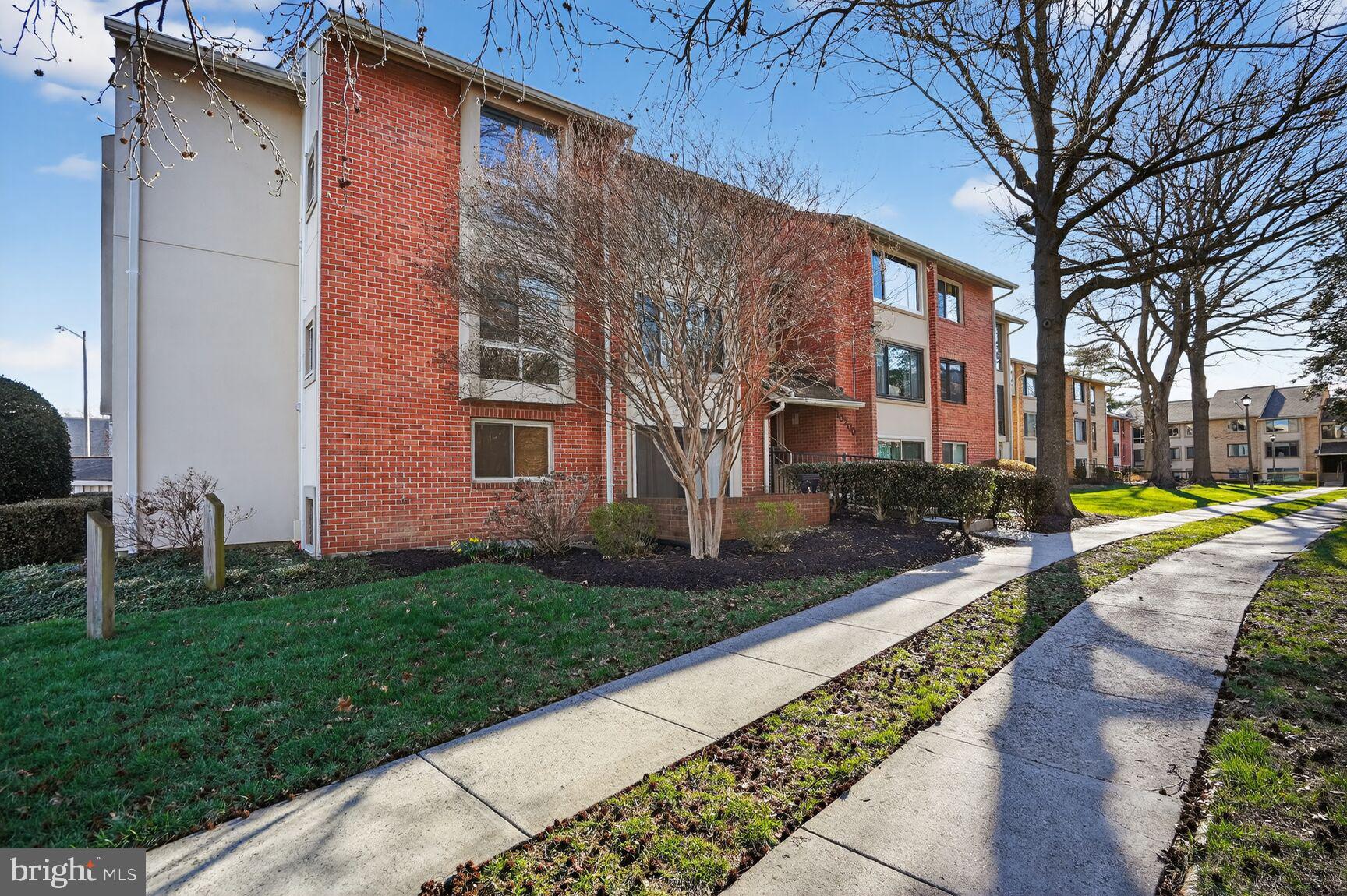 VISTAS OF VIENNA CONDOMINIUMS - Residential