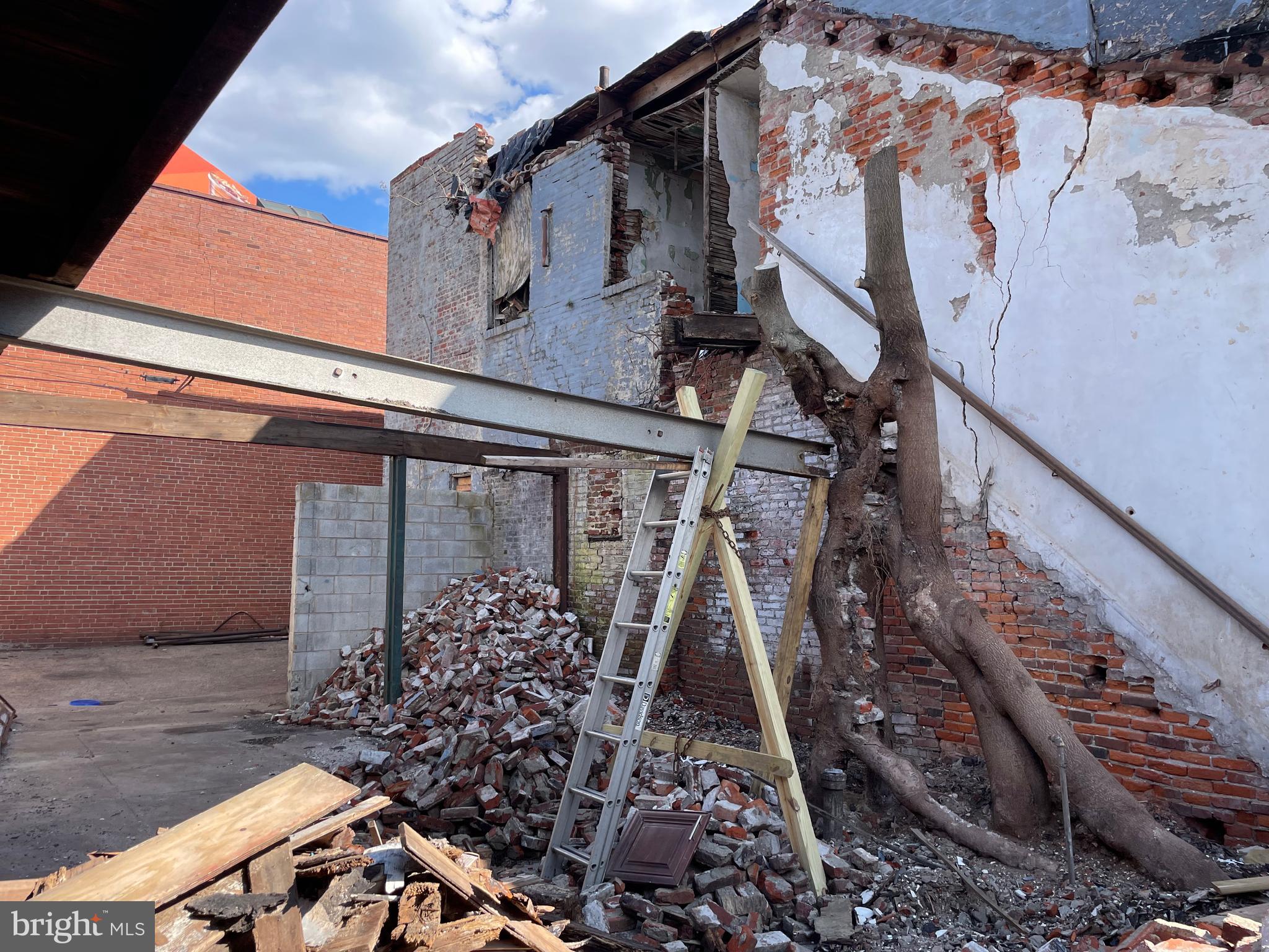 LOGAN - Commercial Sale