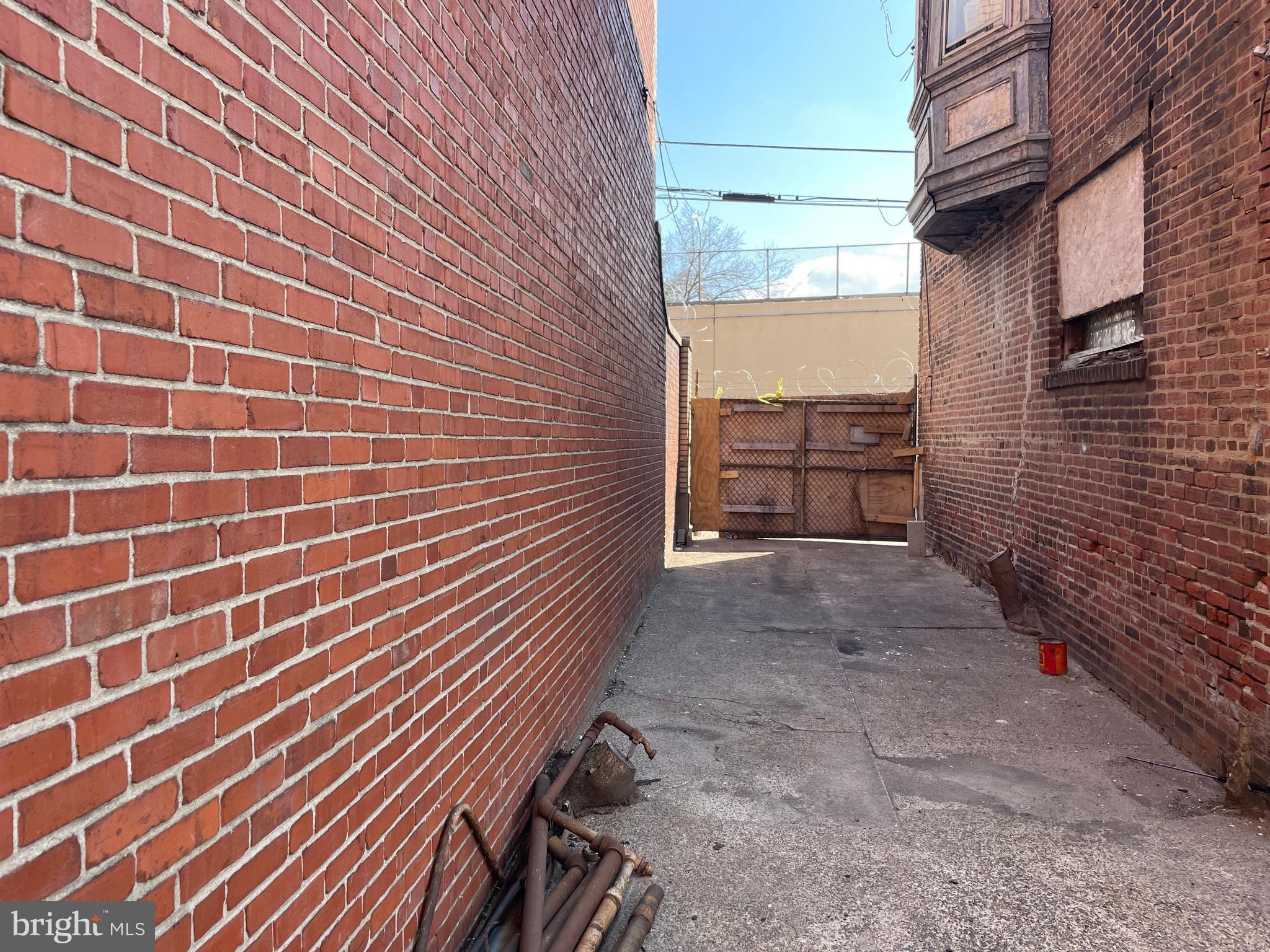 LOGAN - Commercial Sale