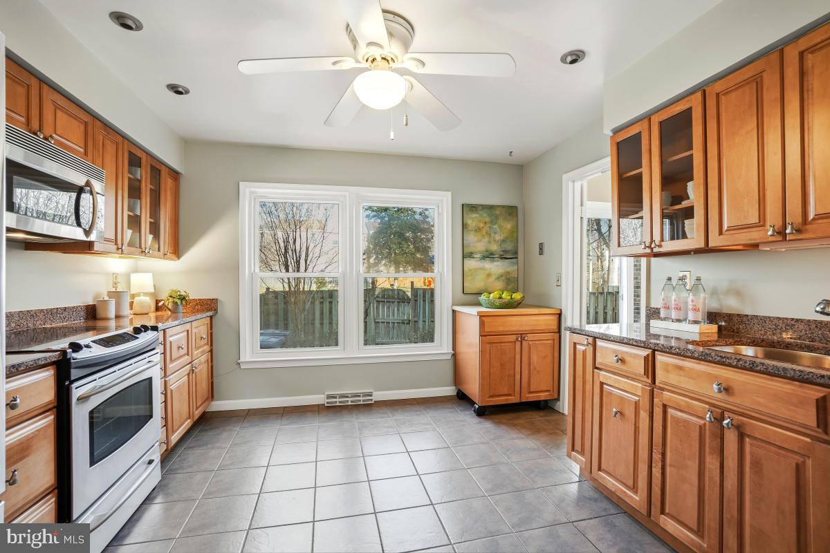 HAMPTON COURT - Residential