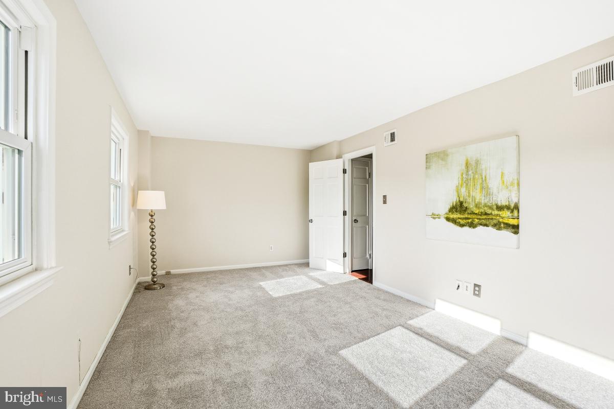 HAMPTON COURT - Residential