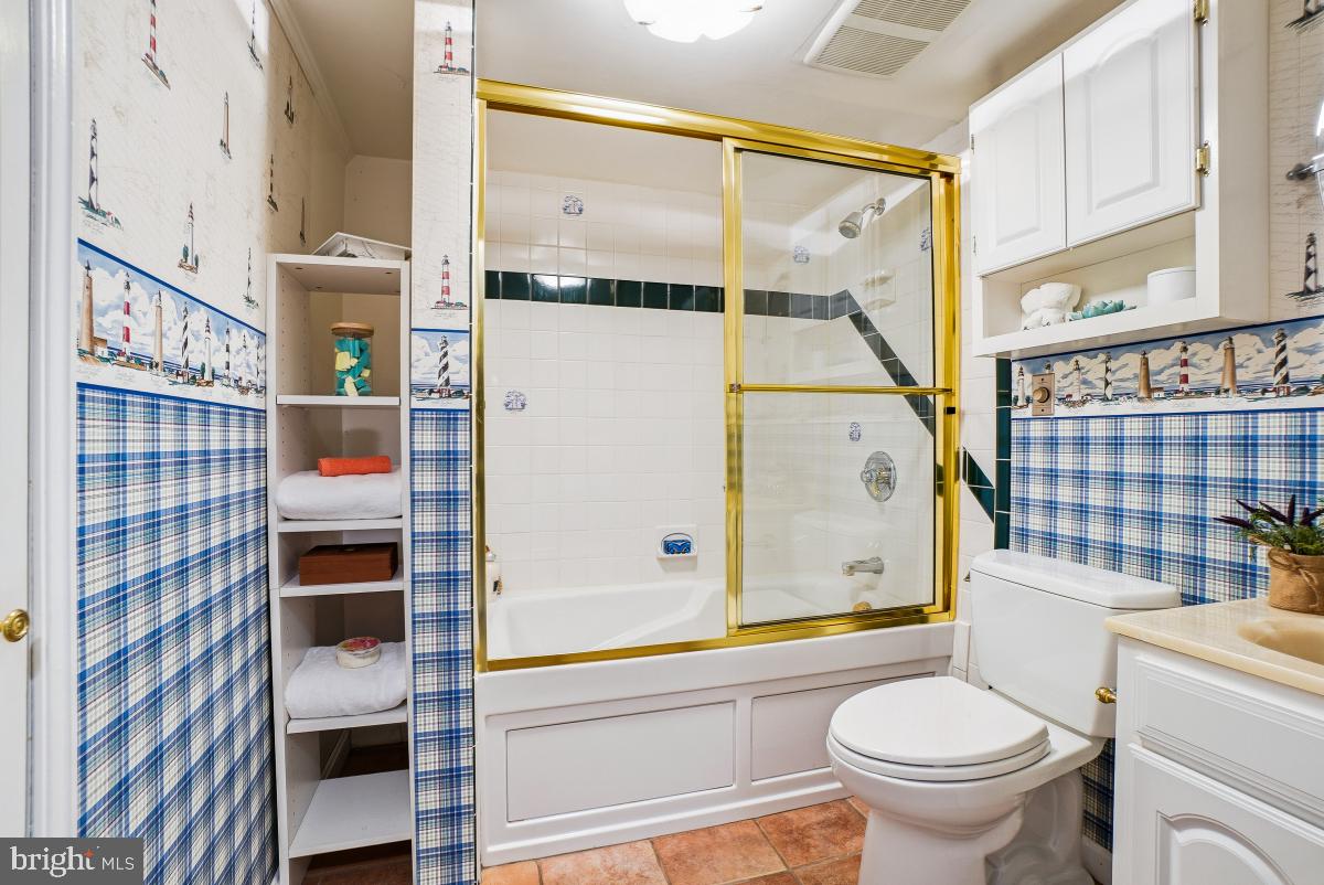 HAMPTON COURT - Residential