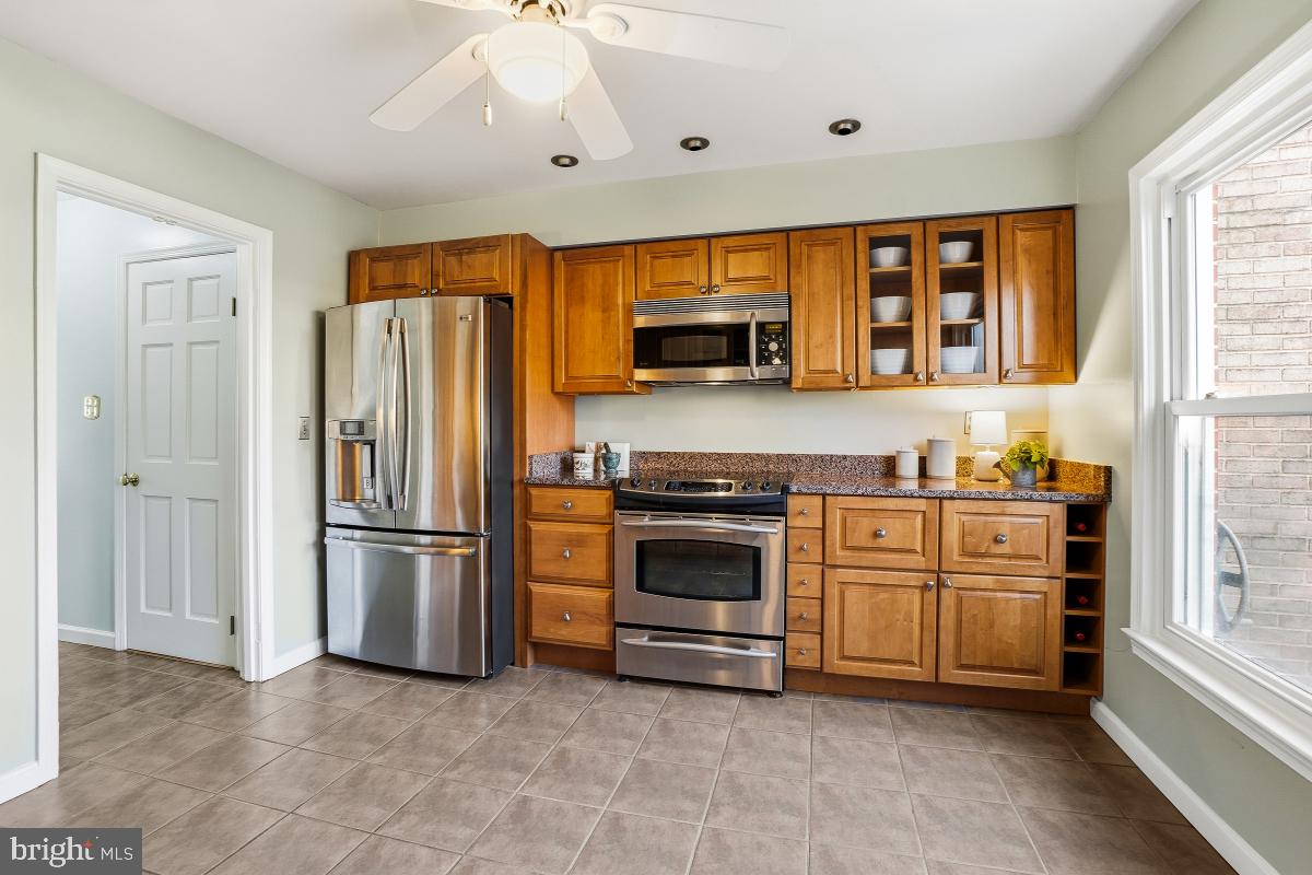 HAMPTON COURT - Residential