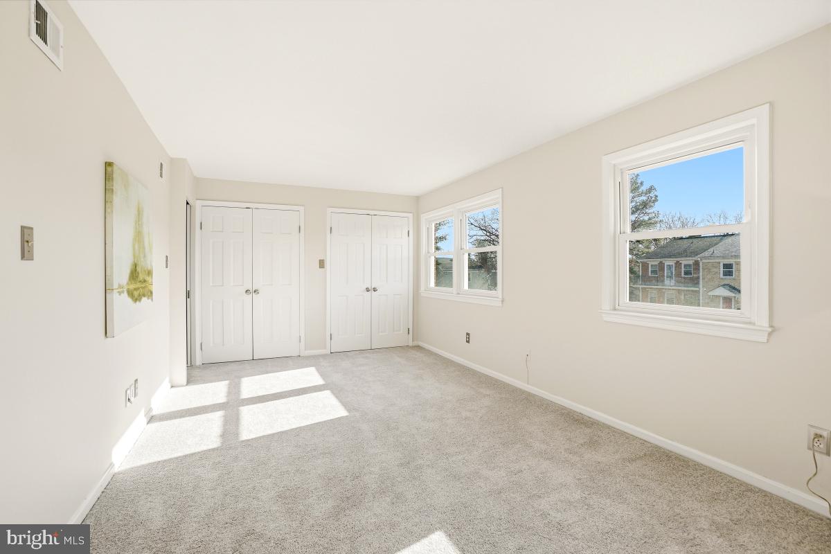 HAMPTON COURT - Residential