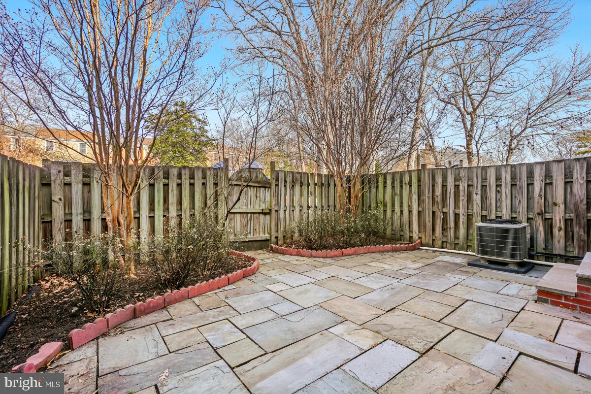 HAMPTON COURT - Residential