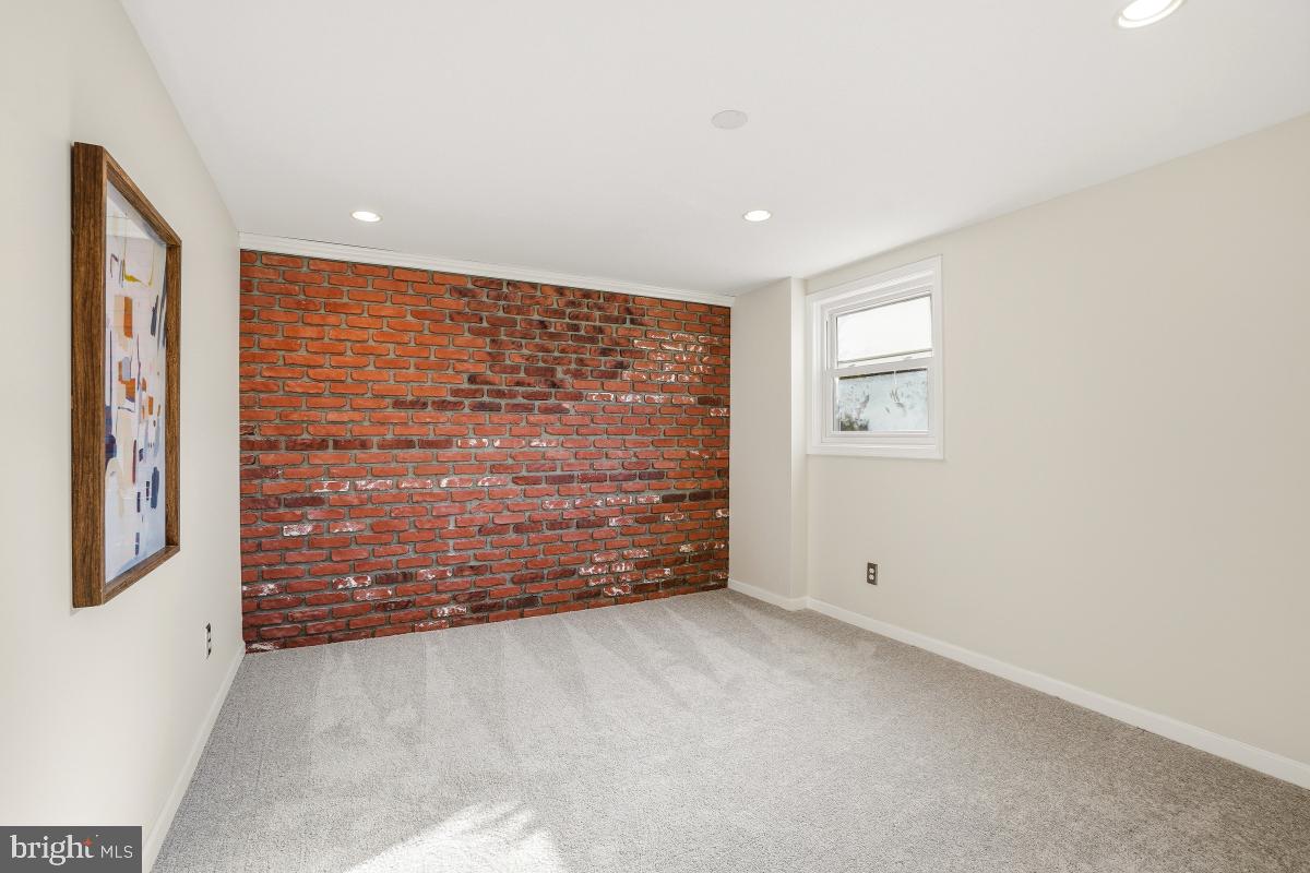 HAMPTON COURT - Residential