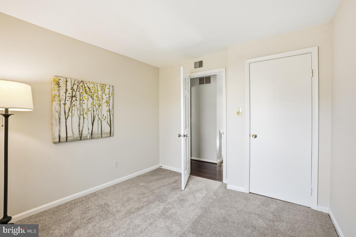 HAMPTON COURT - Residential