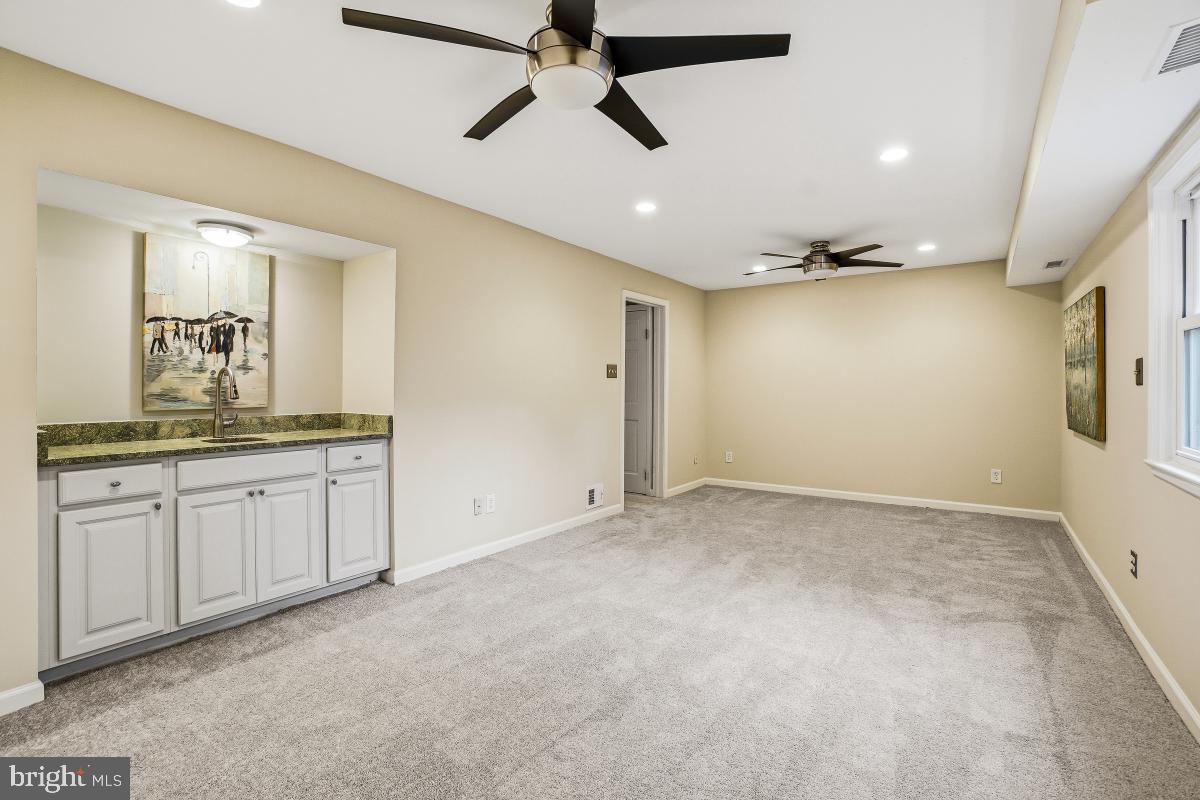 HAMPTON COURT - Residential