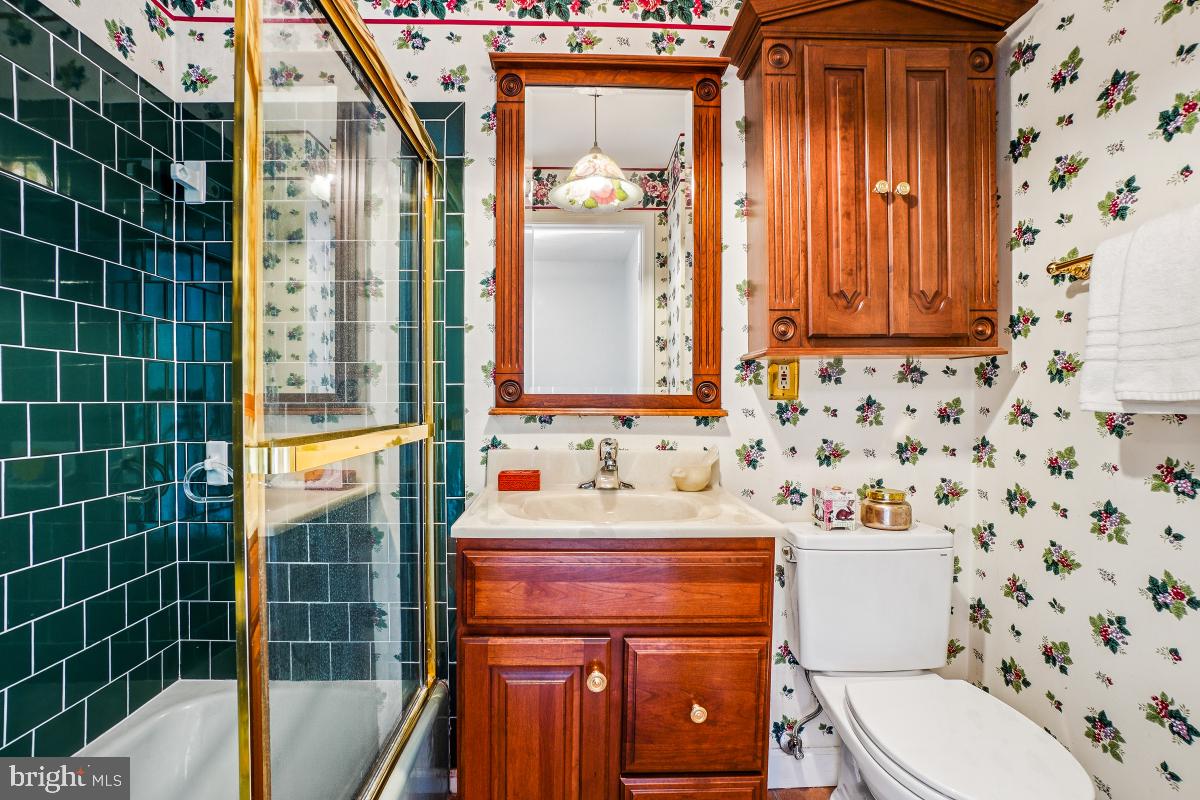 HAMPTON COURT - Residential