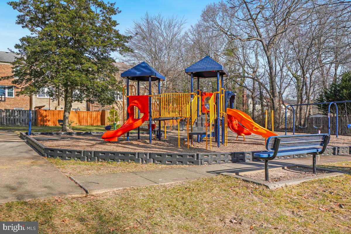 HAMPTON COURT - Residential