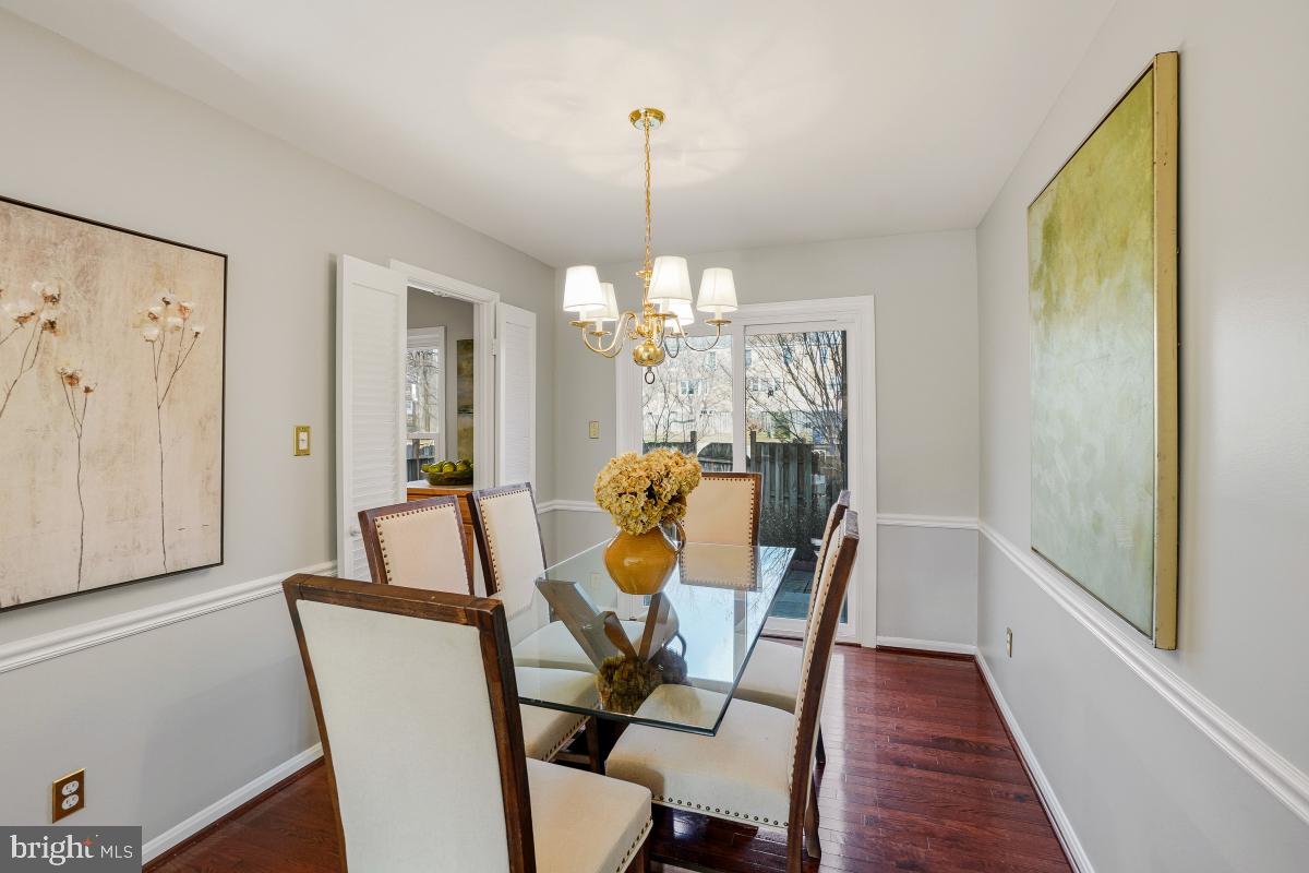 HAMPTON COURT - Residential