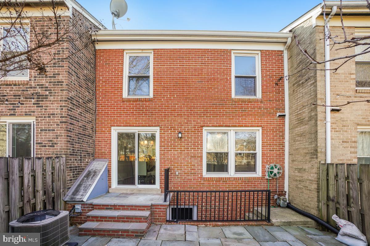 HAMPTON COURT - Residential