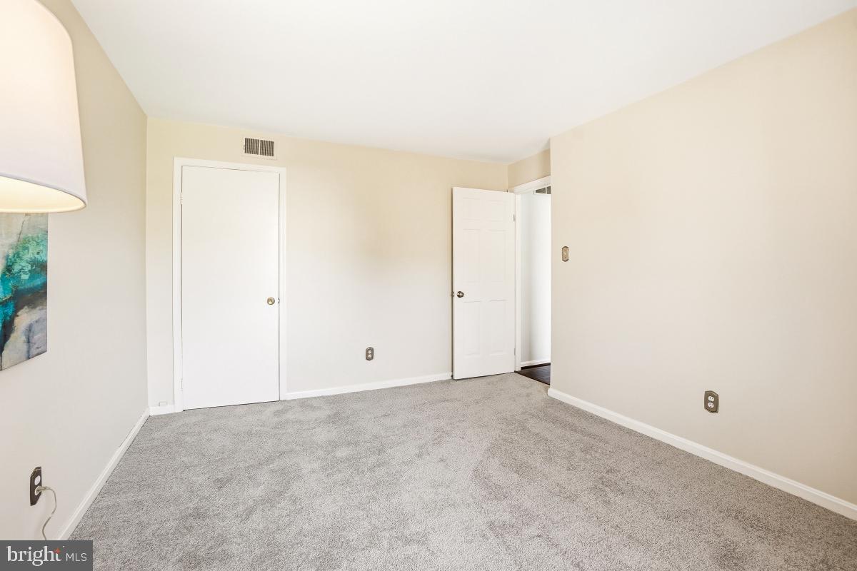 HAMPTON COURT - Residential