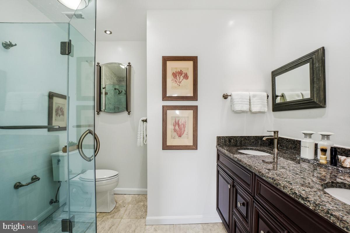 HAMPTON COURT - Residential