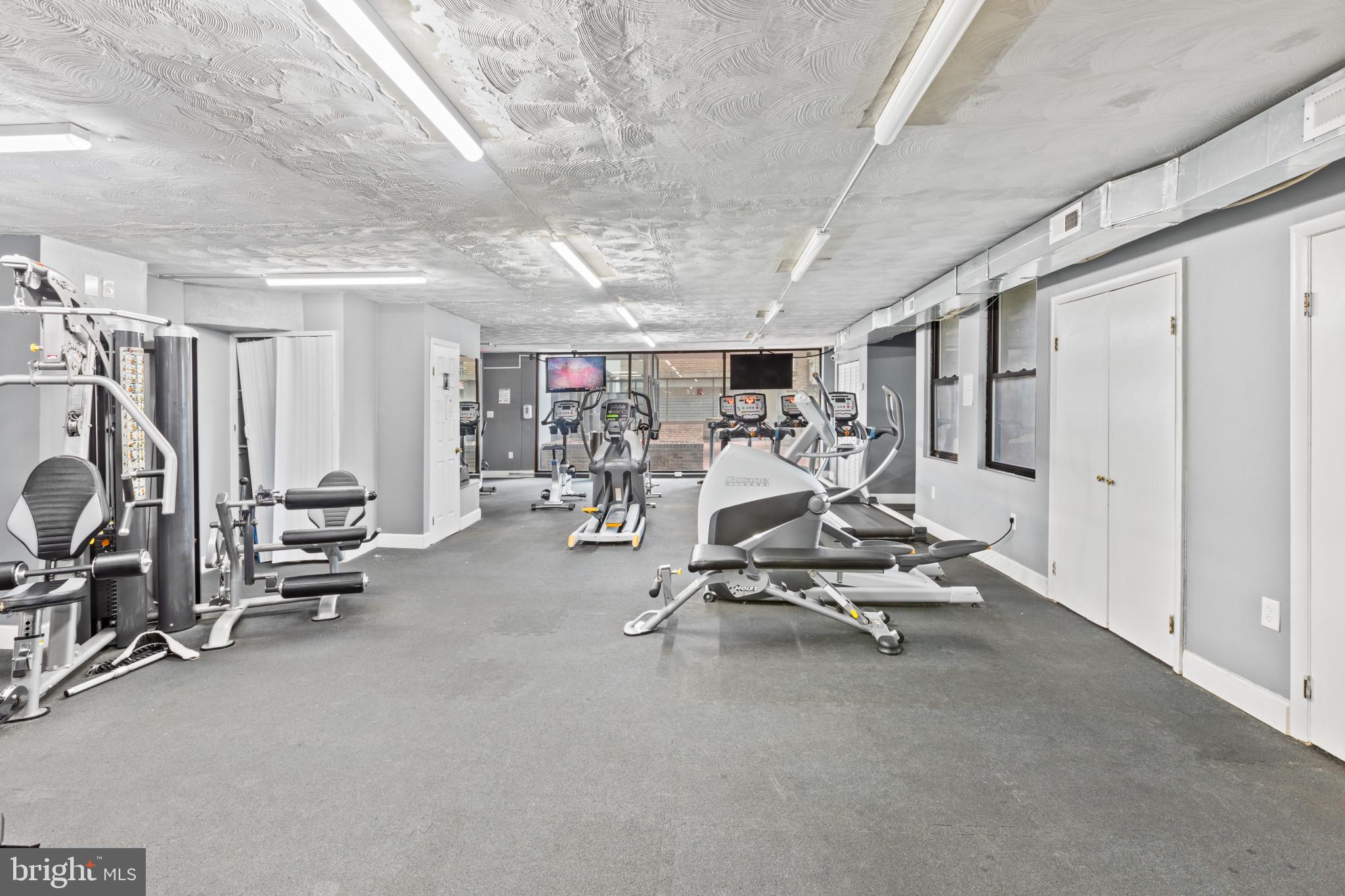 PRESIDENTIAL TOWERS - Residential