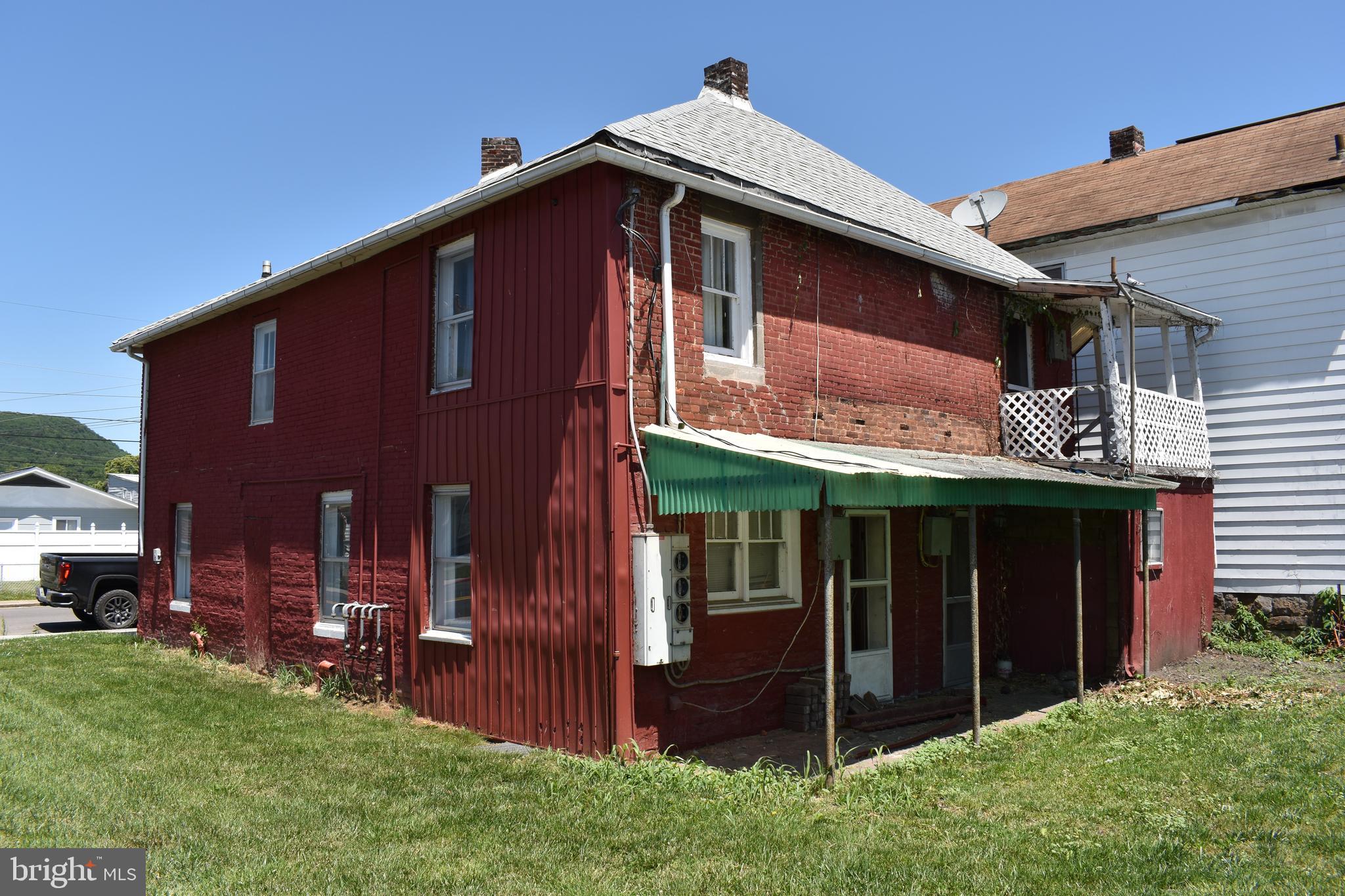 Main image without alt text