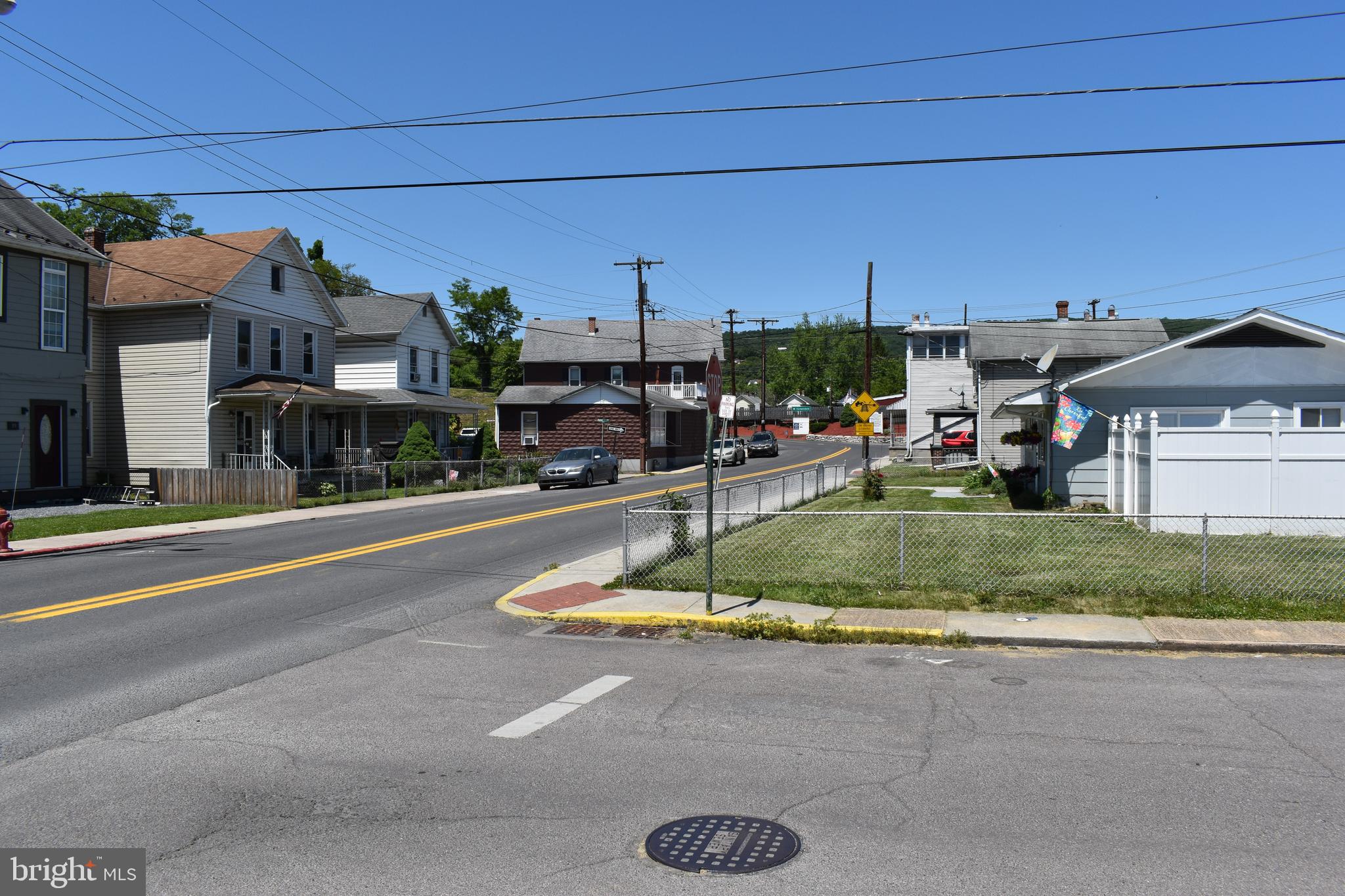 Main image without alt text