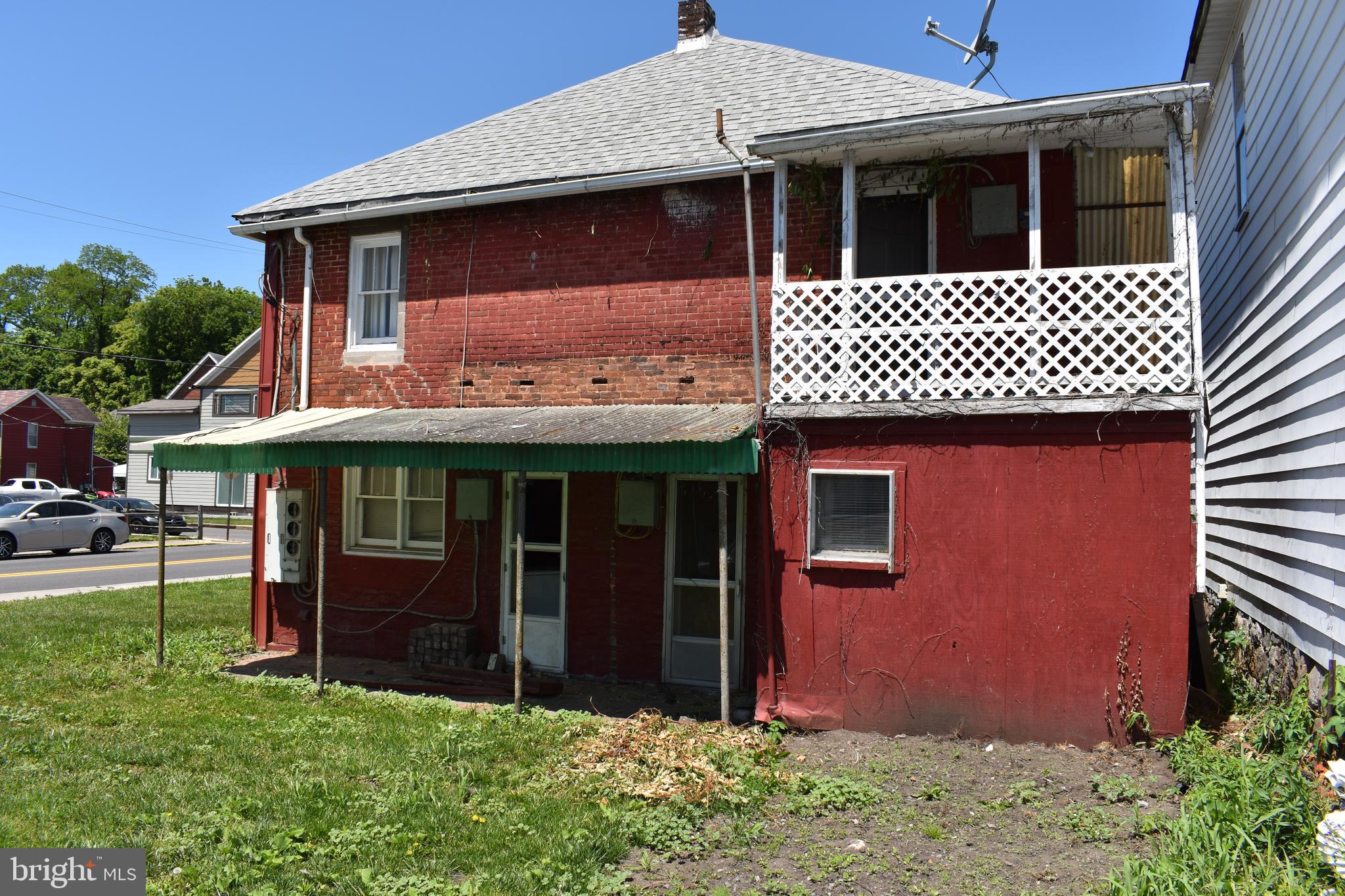 Main image without alt text