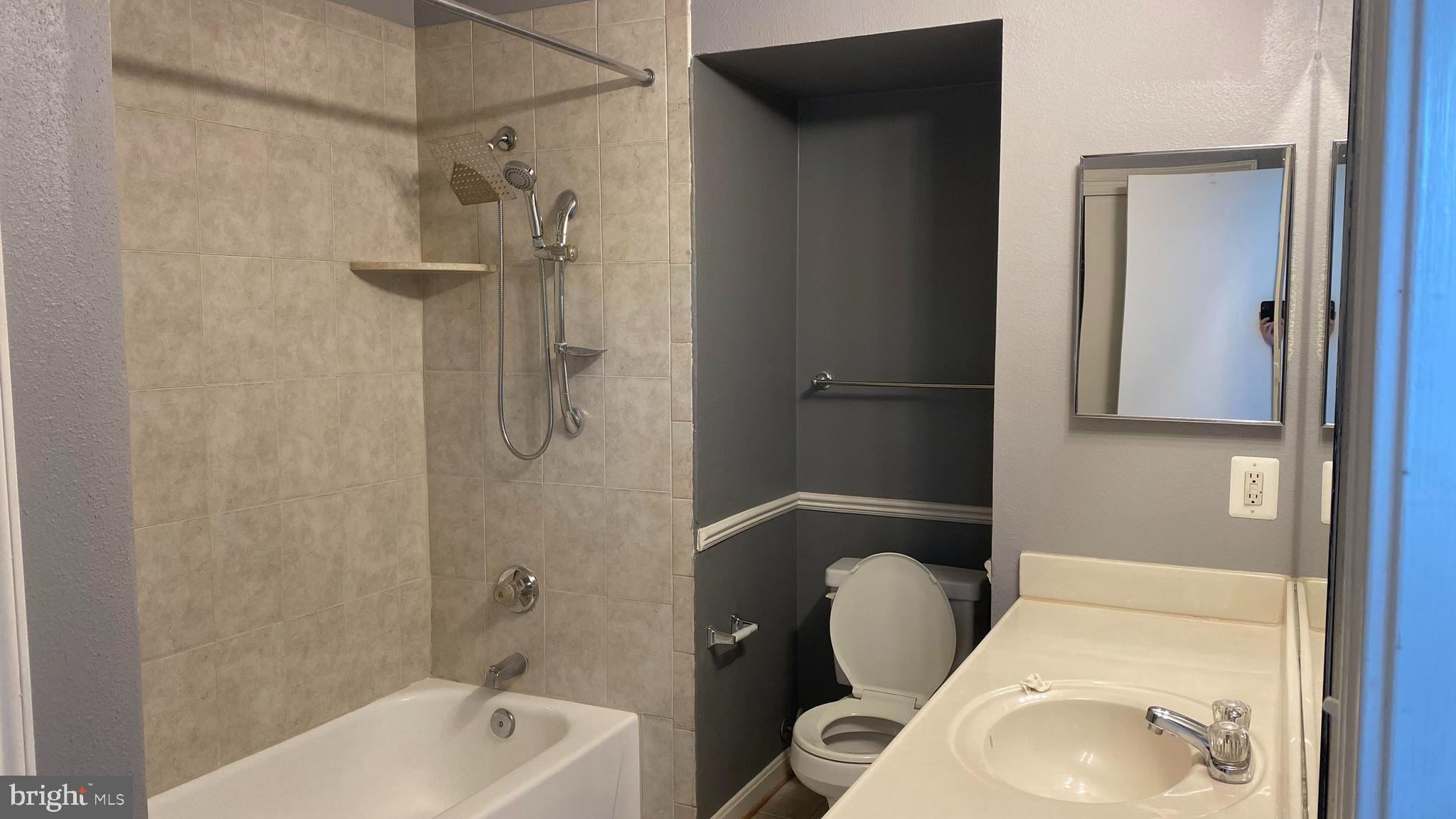 PENDERBROOK SQUARE CONDOMINIUMS - Residential Lease