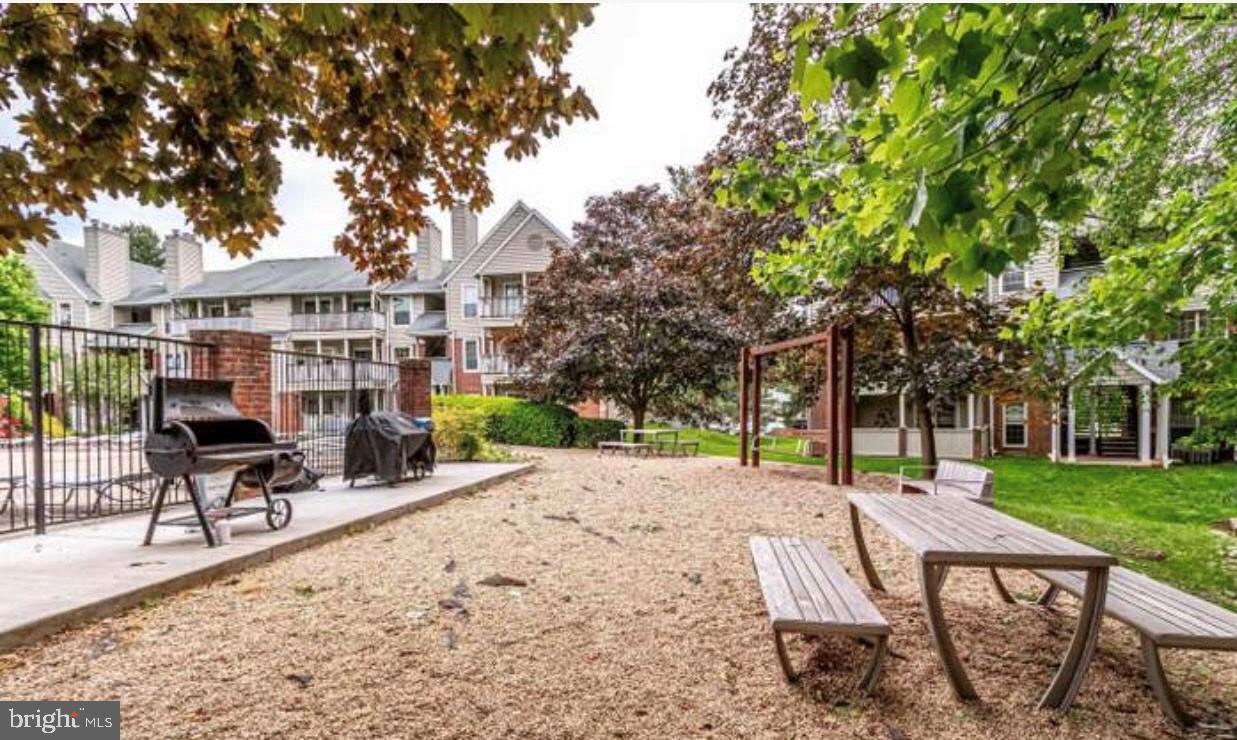 PENDERBROOK SQUARE CONDOMINIUMS - Residential Lease