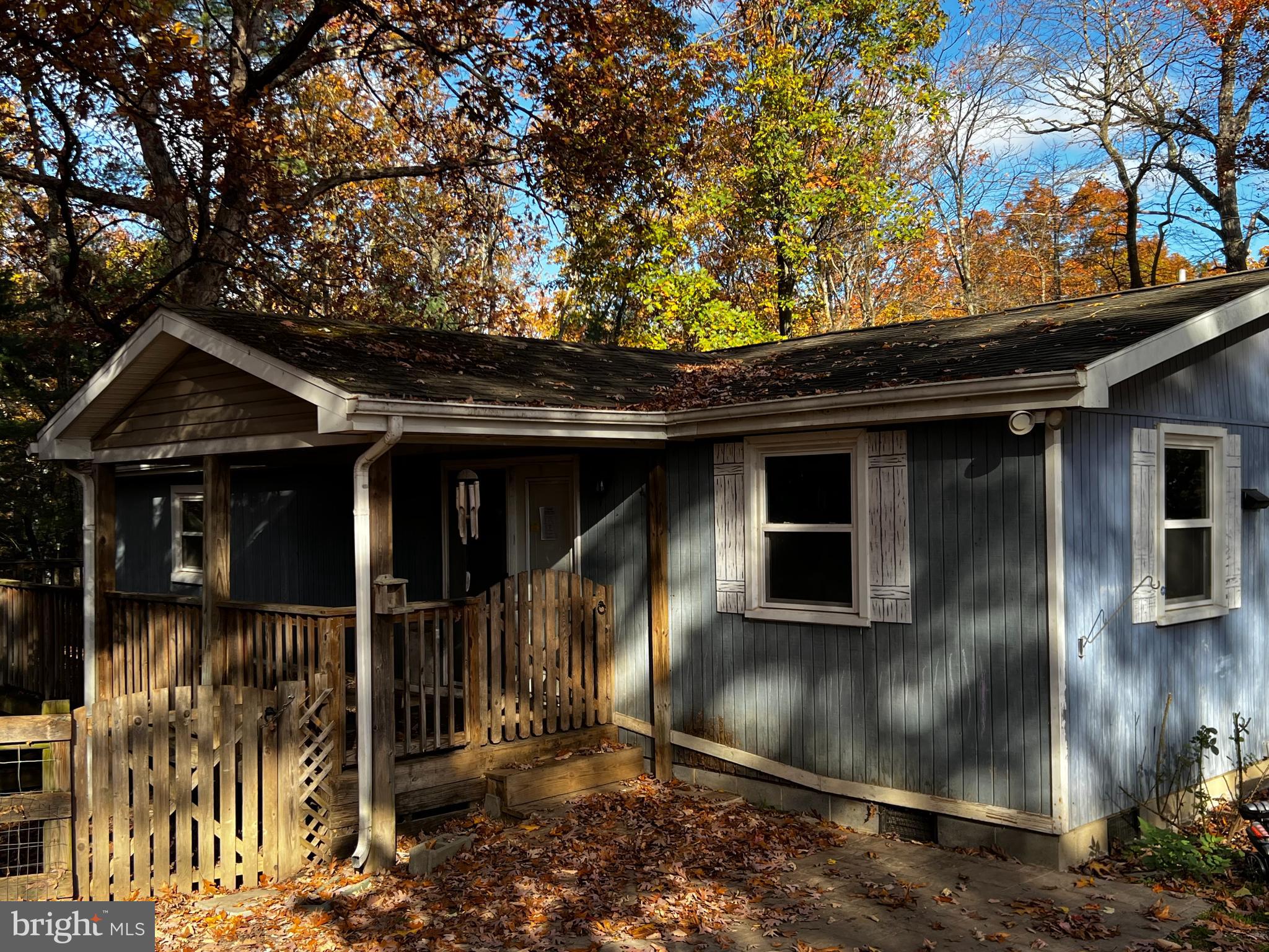 Country cabin located in wooded setting with large fenced in yard area. This property has 3 Bedrooms and 1 1/2 Bath. Central heat and Air. Property needs some tlc but will make a great home or investment property. Set your appointment today to view this property.