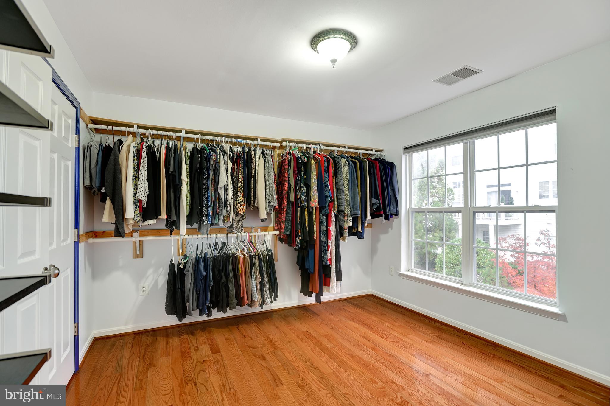 LYNDAM HILL - Residential