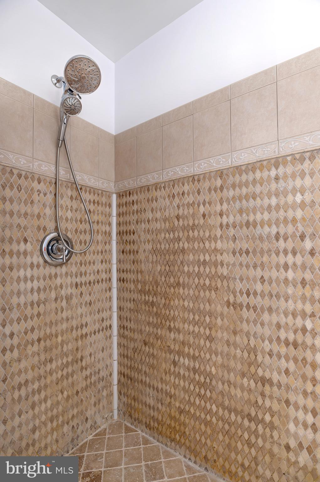 LYNDAM HILL - Residential