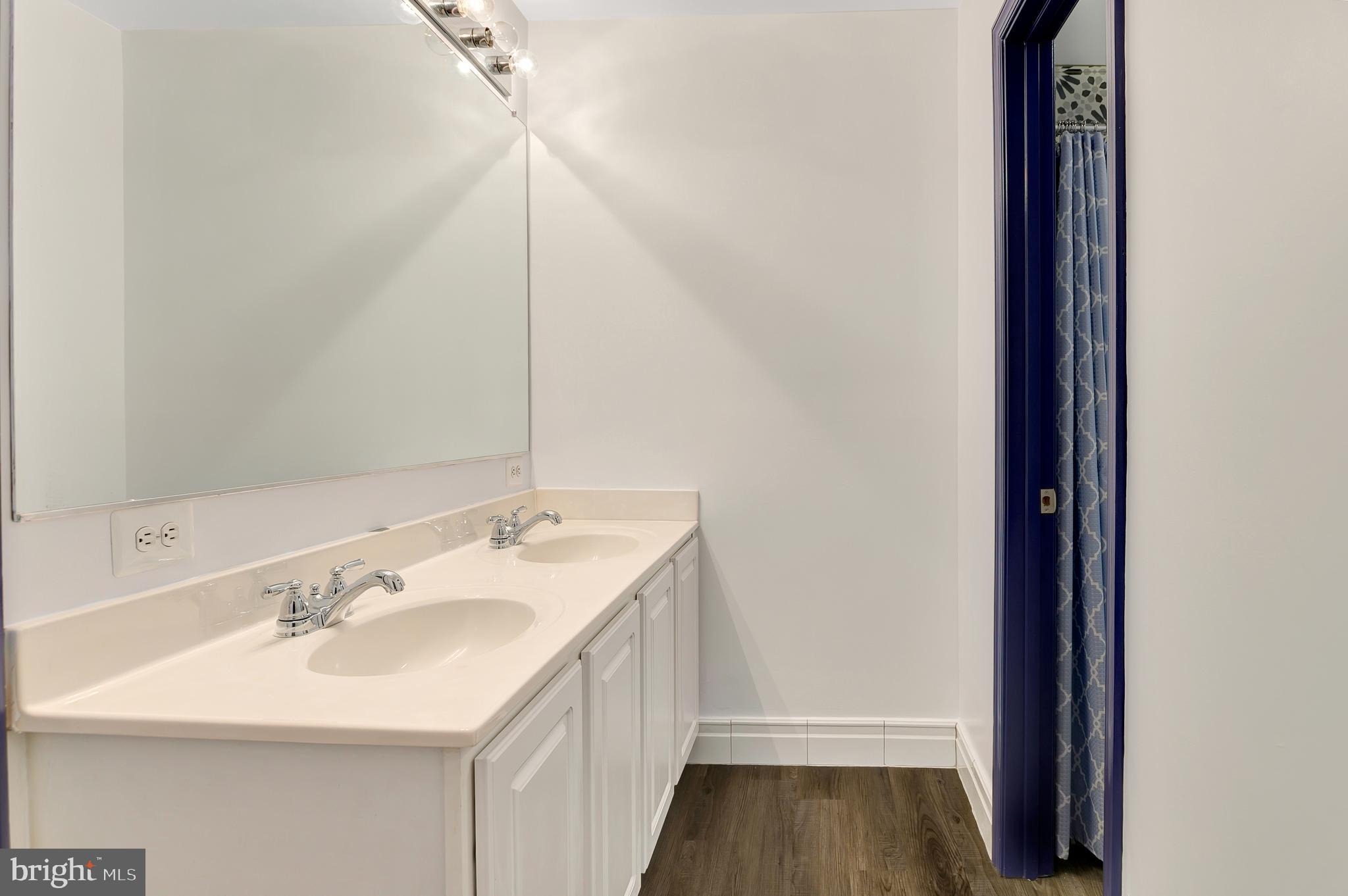 LYNDAM HILL - Residential