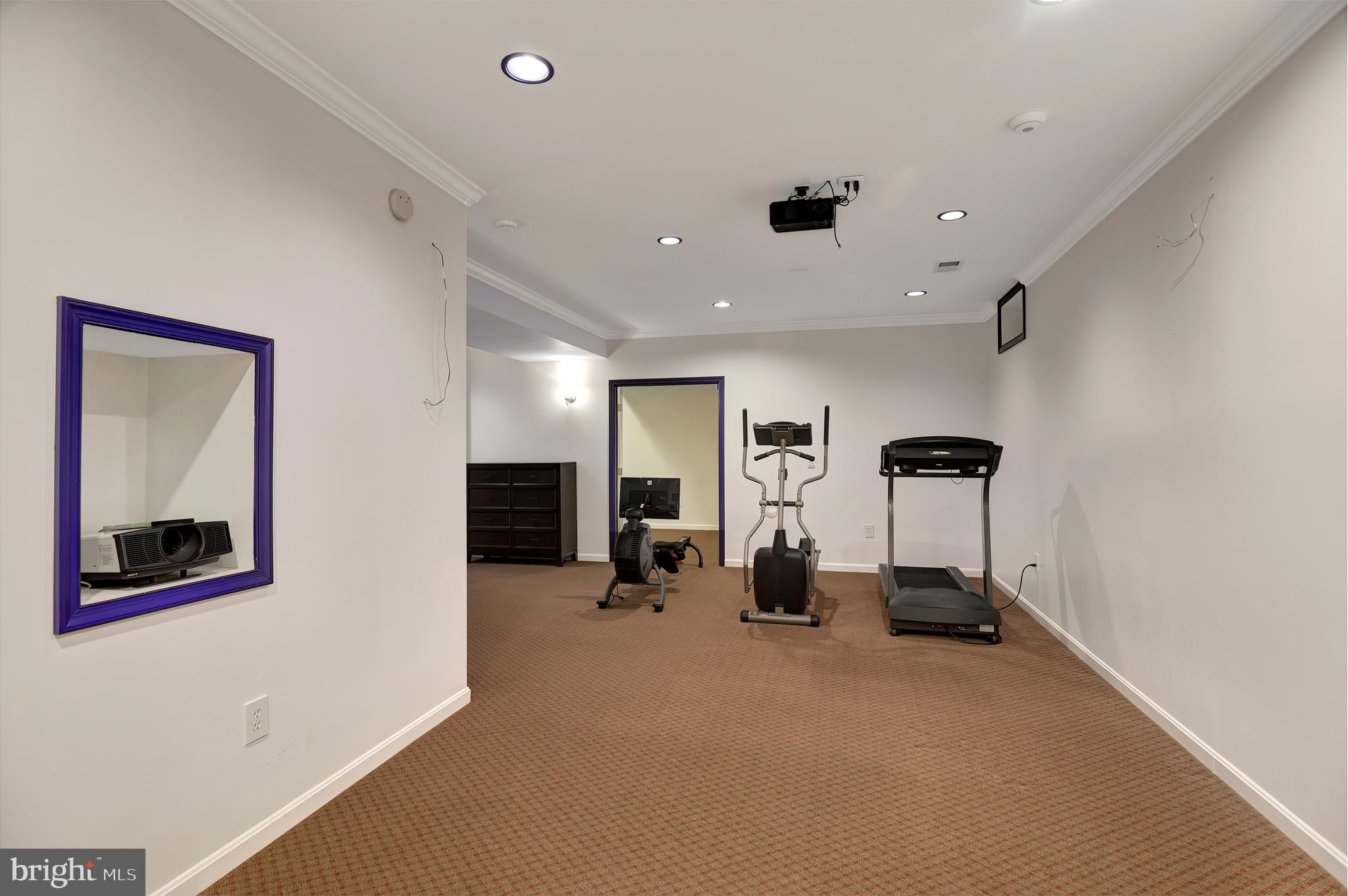 LYNDAM HILL - Residential