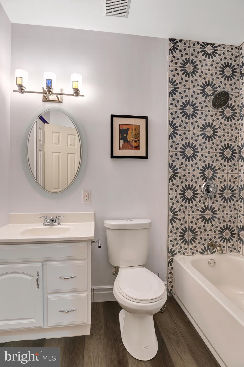 LYNDAM HILL - Residential