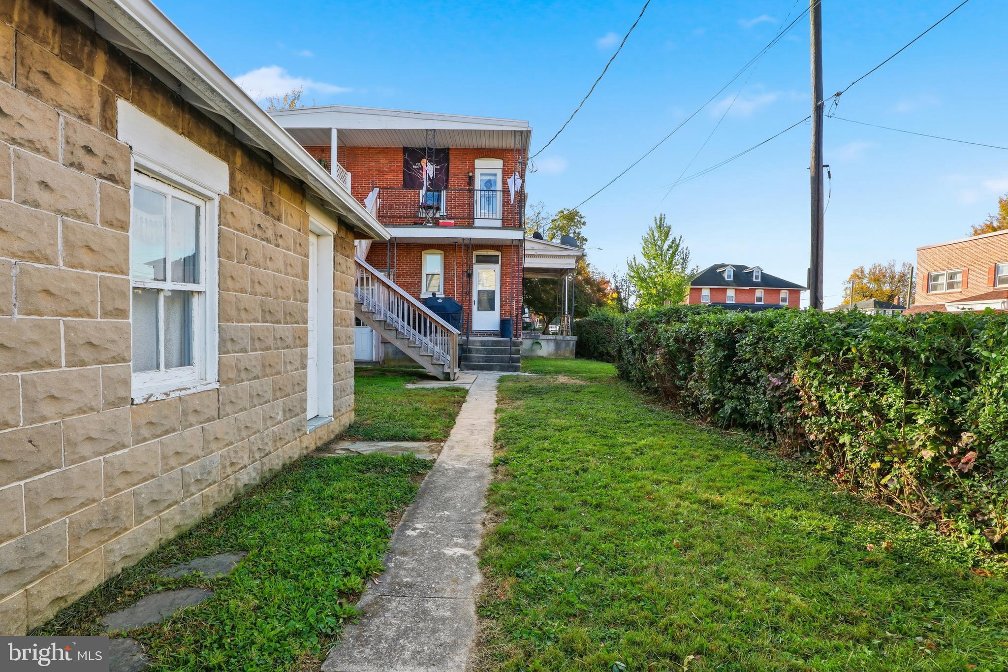 Main image without alt text