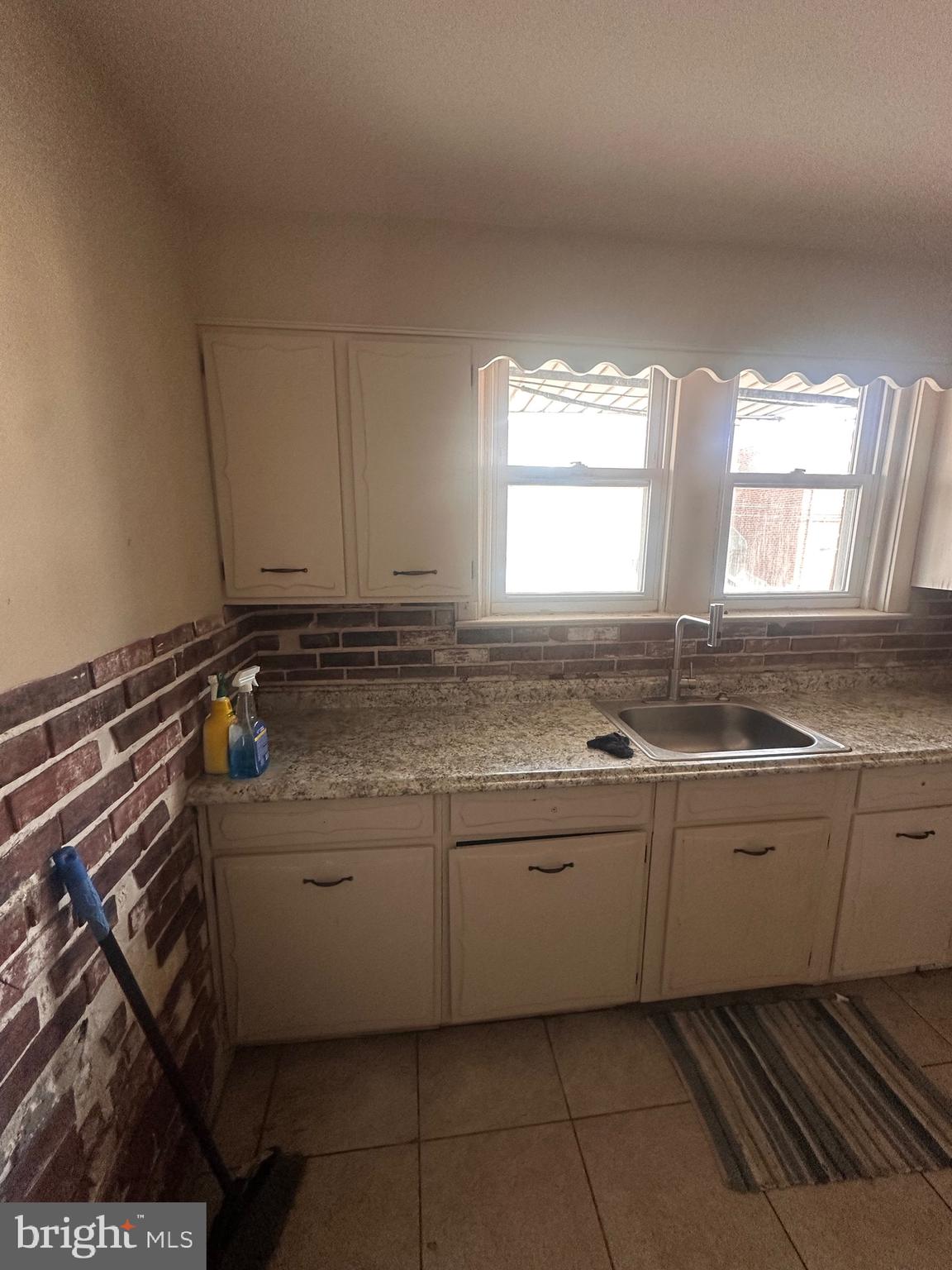 OXFORD CIRCLE - Residential