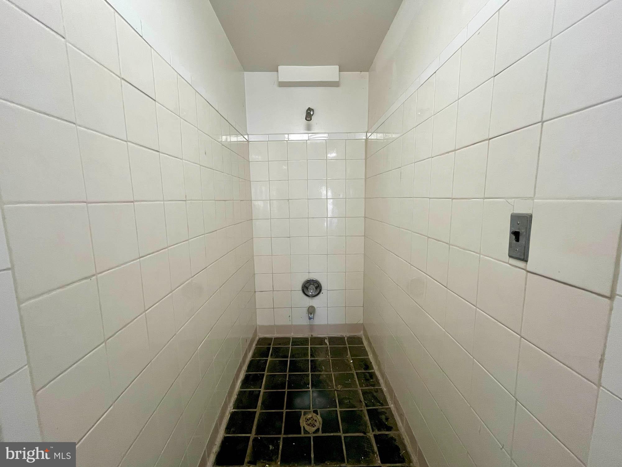 HARWOOD - Commercial Sale