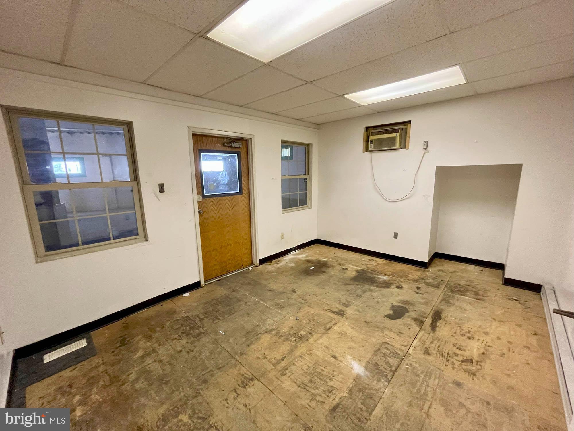 HARWOOD - Commercial Sale