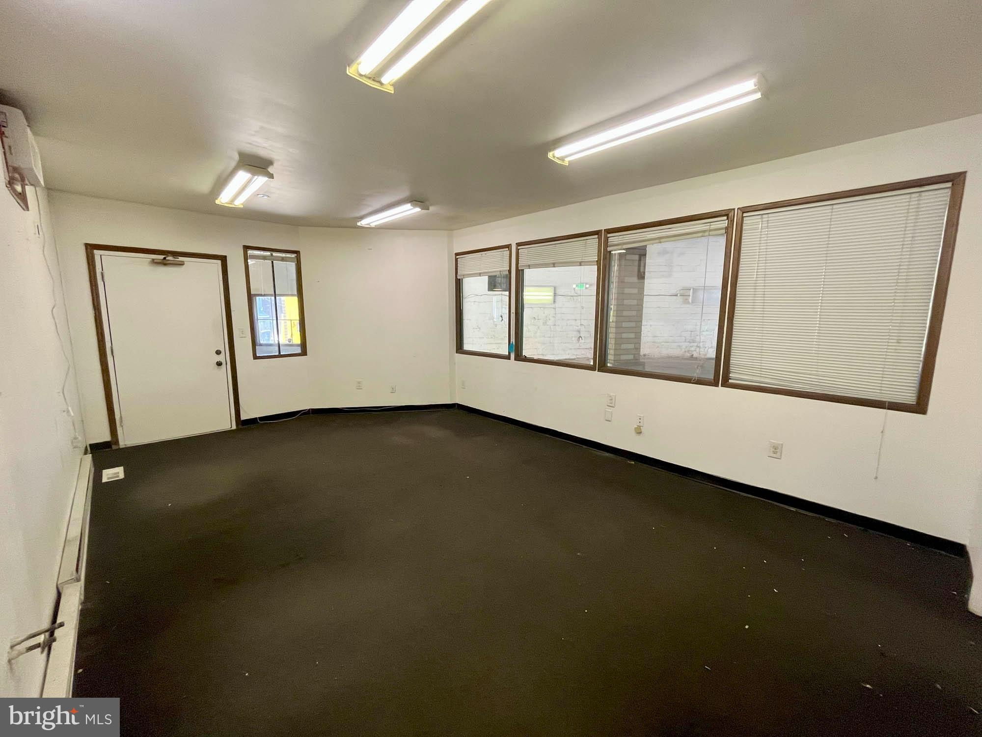 HARWOOD - Commercial Sale