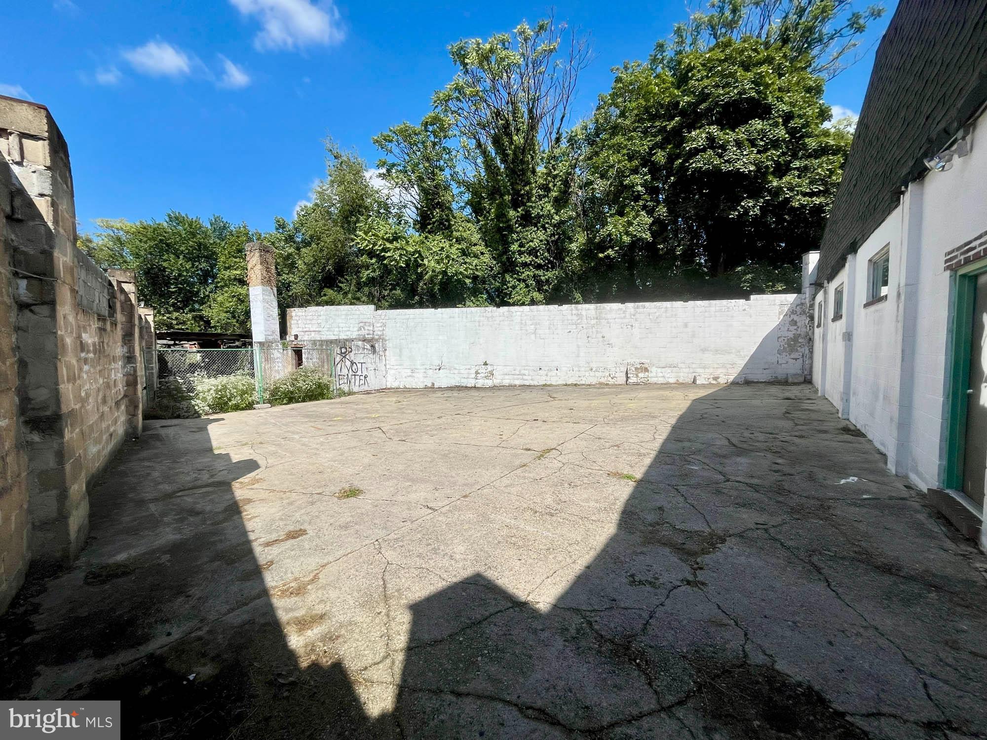 HARWOOD - Commercial Sale