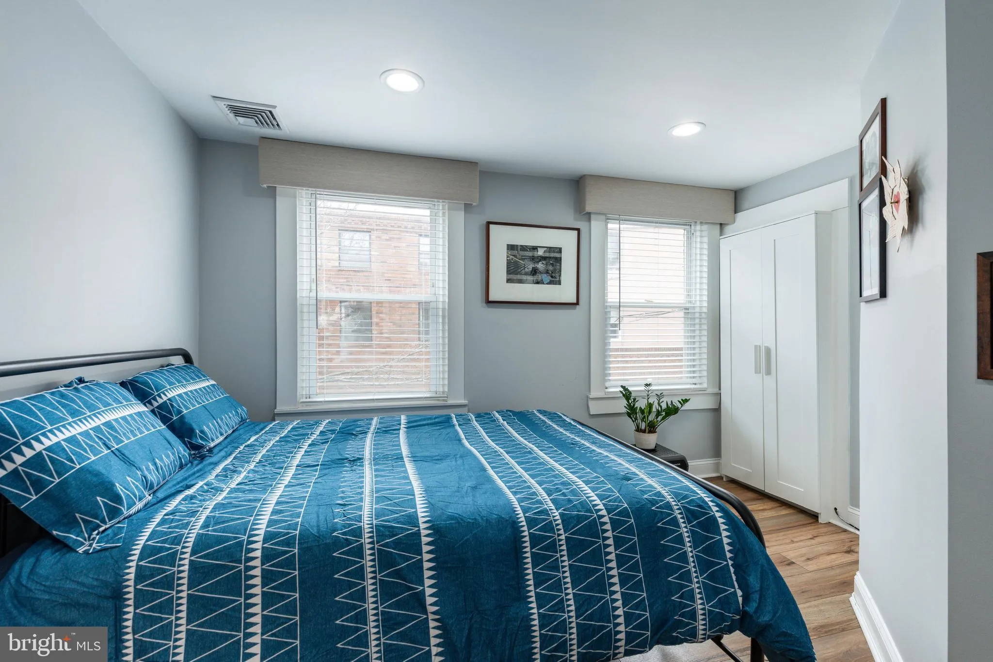 Philadelphia, Pennsylvania 19147, United States, 3 Bedrooms Bedrooms, ,3 BathroomsBathrooms,Residential,Contingent,90937