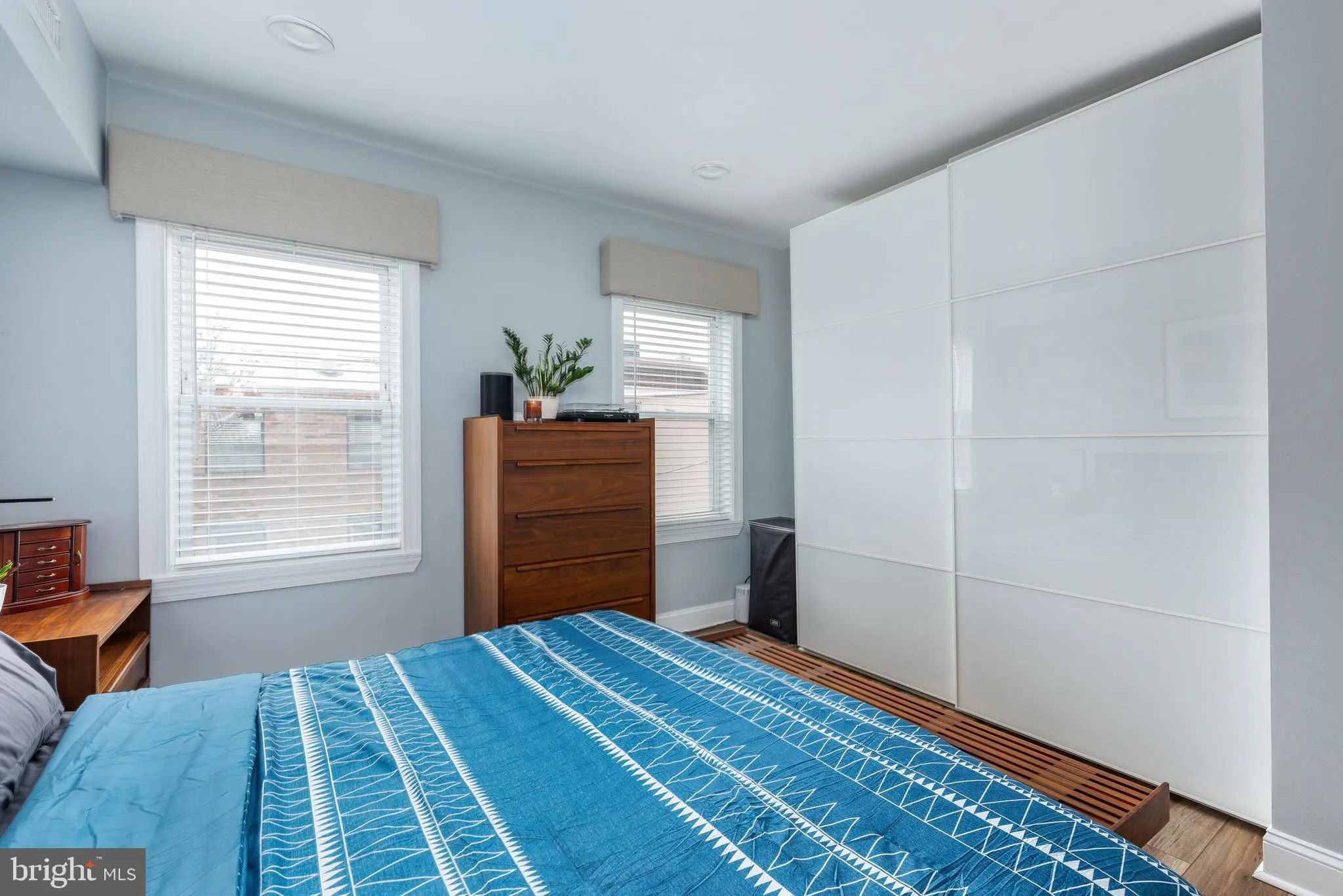 Philadelphia, Pennsylvania 19147, United States, 3 Bedrooms Bedrooms, ,3 BathroomsBathrooms,Residential,Contingent,90937